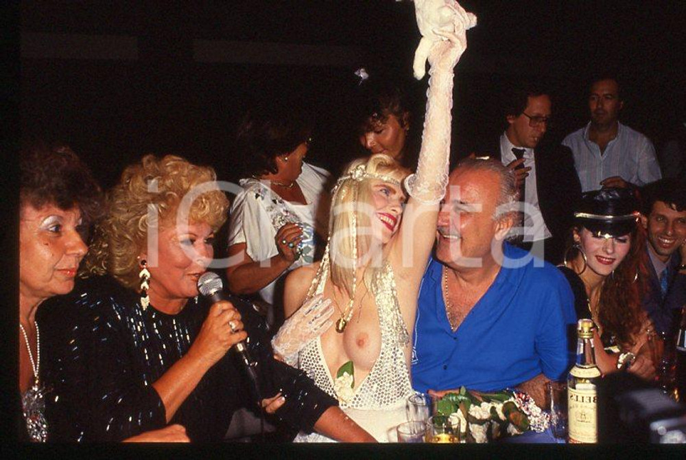 1980 ca CICCIOLINA Ilona STALLER Riccardo SCHICCHI 35 mm vintage slide Diapositiva d'epoca, in formato 35 mm.Nella diapositiva compaiono inoltre Ramba e M. LefakisCONDIZIONI: GOODE' severamente vietata la riproduzione. Tutti i diritti sono riservati.Nella diapositiva ICharta mette in vendita, sul negozio eBay e in esclusiva sul sito "icharta" il proprio archivio composto da numerose diapositive e negativi fotografici d'epoca, tutti originali e autentici, che attraversano la storia del costume italiano tra gli la fine degli anni Sessanta e Novanta.Si tratta di uno sguardo inedito sull'attualità , la politica, la vita quotidiana, il gossip e la cultura, che fotografa il cambiamento della nazione in quest'ultimo scorcio del XX secolo. Un'occasione unica per il mercato del collezionismo, che vede finalmente disponibile un archivio eccezionale per vastità , tematiche e condizioni, in un settore (il negativo fotografico e la diapositiva) di assoluta novità e dalle interessanti prospettive di investimento.  GOOD/buono   originale e autentica 1