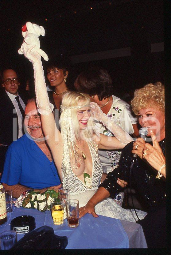 1980 ca CICCIOLINA Ilona STALLER Michalis LEFAKIS *35 mm vintage slide 4 Diapositiva d'epoca, in formato 35 mm.CONDIZIONI: GOODE' severamente vietata la riproduzione. Tutti i diritti sono riservati.Nella diapositiva ICharta mette in vendita, sul negozio eBay e in esclusiva sul sito "icharta" il proprio archivio composto da numerose diapositive e negativi fotografici d'epoca, tutti originali e autentici, che attraversano la storia del costume italiano tra gli la fine degli anni Sessanta e Novanta.Si tratta di uno sguardo inedito sull'attualità , la politica, la vita quotidiana, il gossip e la cultura, che fotografa il cambiamento della nazione in quest'ultimo scorcio del XX secolo. Un'occasione unica per il mercato del collezionismo, che vede finalmente disponibile un archivio eccezionale per vastità , tematiche e condizioni, in un settore (il negativo fotografico e la diapositiva) di assoluta novità e dalle interessanti prospettive di investimento.  GOOD/buono   originale e autentica 1