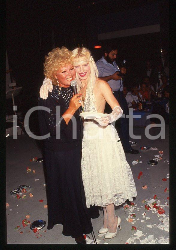 1980 ca CICCIOLINA Ilona STALLER durante una festa *35 mm vintage slide 1 Diapositiva d'epoca, in formato 35 mm.CONDIZIONI: GOODE' severamente vietata la riproduzione. Tutti i diritti sono riservati.Nella diapositiva ICharta mette in vendita, sul negozio eBay e in esclusiva sul sito "icharta" il proprio archivio composto da numerose diapositive e negativi fotografici d'epoca, tutti originali e autentici, che attraversano la storia del costume italiano tra gli la fine degli anni Sessanta e Novanta.Si tratta di uno sguardo inedito sull'attualità , la politica, la vita quotidiana, il gossip e la cultura, che fotografa il cambiamento della nazione in quest'ultimo scorcio del XX secolo. Un'occasione unica per il mercato del collezionismo, che vede finalmente disponibile un archivio eccezionale per vastità , tematiche e condizioni, in un settore (il negativo fotografico e la diapositiva) di assoluta novità e dalle interessanti prospettive di investimento.  GOOD/buono   originale e autentica 1