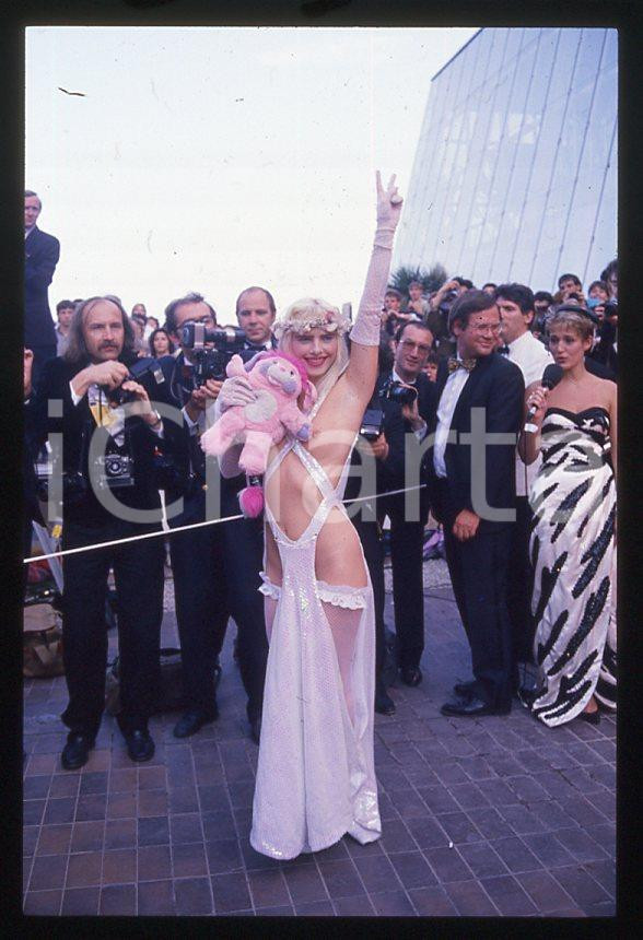 1988 CICCIOLINA Ilona STALLER al Festival di CANNES *35 mm vintage slide (1) Diapositiva d'epoca, in formato 35 mm.CONDIZIONI: GOODE' severamente vietata la riproduzione. Tutti i diritti sono riservati.Nella diapositiva ICharta mette in vendita, sul negozio eBay e in esclusiva sul sito "icharta" il proprio archivio composto da numerose diapositive e negativi fotografici d'epoca, tutti originali e autentici, che attraversano la storia del costume italiano tra gli la fine degli anni Sessanta e Novanta.Si tratta di uno sguardo inedito sull'attualità , la politica, la vita quotidiana, il gossip e la cultura, che fotografa il cambiamento della nazione in quest'ultimo scorcio del XX secolo. Un'occasione unica per il mercato del collezionismo, che vede finalmente disponibile un archivio eccezionale per vastità , tematiche e condizioni, in un settore (il negativo fotografico e la diapositiva) di assoluta novità e dalle interessanti prospettive di investimento.  GOOD/buono   originale e autentica 1