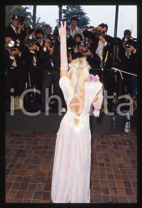 1988 CICCIOLINA Ilona STALLER al Festival di CANNES *35 mm vintage slide (2) Diapositiva d'epoca, in formato 35 mm.CONDIZIONI: GOODE' severamente vietata la riproduzione. Tutti i diritti sono riservati.Nella diapositiva ICharta mette in vendita, sul negozio eBay e in esclusiva sul sito "icharta" il proprio archivio composto da numerose diapositive e negativi fotografici d'epoca, tutti originali e autentici, che attraversano la storia del costume italiano tra gli la fine degli anni Sessanta e Novanta.Si tratta di uno sguardo inedito sull'attualità , la politica, la vita quotidiana, il gossip e la cultura, che fotografa il cambiamento della nazione in quest'ultimo scorcio del XX secolo. Un'occasione unica per il mercato del collezionismo, che vede finalmente disponibile un archivio eccezionale per vastità , tematiche e condizioni, in un settore (il negativo fotografico e la diapositiva) di assoluta novità e dalle interessanti prospettive di investimento.  GOOD/buono   originale e autentica 1