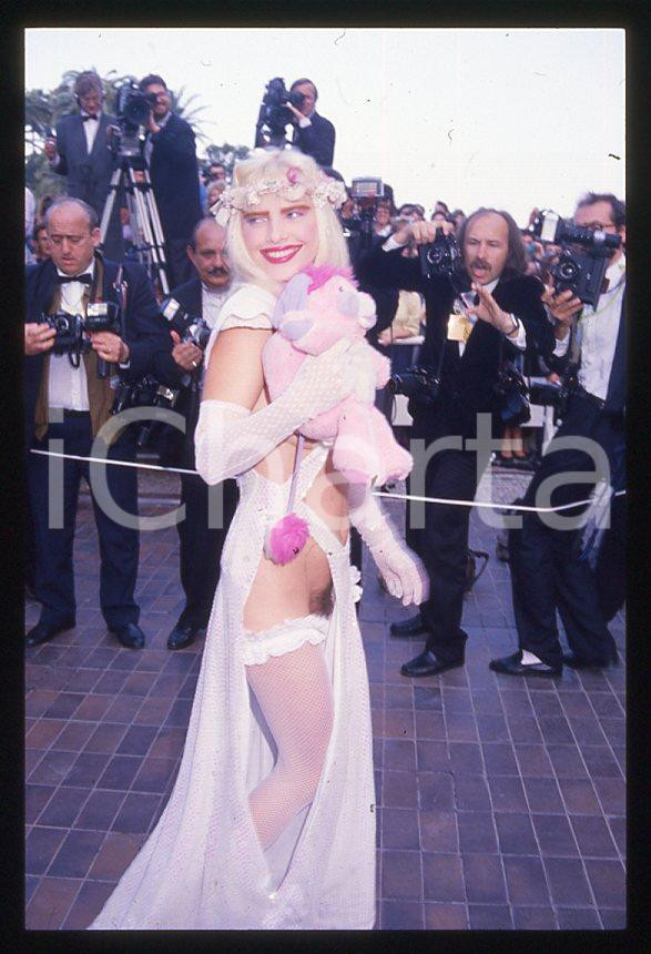 1988 CICCIOLINA Ilona STALLER al Festival di CANNES *35 mm vintage slide (3) Diapositiva d'epoca, in formato 35 mm.CONDIZIONI: GOODE' severamente vietata la riproduzione. Tutti i diritti sono riservati.Nella diapositiva ICharta mette in vendita, sul negozio eBay e in esclusiva sul sito "icharta" il proprio archivio composto da numerose diapositive e negativi fotografici d'epoca, tutti originali e autentici, che attraversano la storia del costume italiano tra gli la fine degli anni Sessanta e Novanta.Si tratta di uno sguardo inedito sull'attualità , la politica, la vita quotidiana, il gossip e la cultura, che fotografa il cambiamento della nazione in quest'ultimo scorcio del XX secolo. Un'occasione unica per il mercato del collezionismo, che vede finalmente disponibile un archivio eccezionale per vastità , tematiche e condizioni, in un settore (il negativo fotografico e la diapositiva) di assoluta novità e dalle interessanti prospettive di investimento.  GOOD/buono   originale e autentica 1