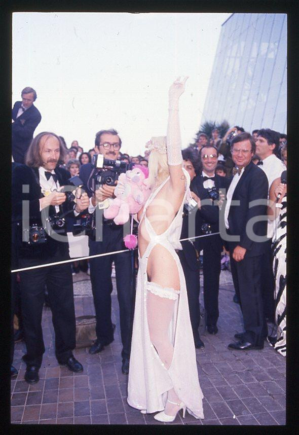 1988 CICCIOLINA Ilona STALLER al Festival di CANNES *35 mm vintage slide (5) Diapositiva d'epoca, in formato 35 mm.CONDIZIONI: GOODE' severamente vietata la riproduzione. Tutti i diritti sono riservati.Nella diapositiva ICharta mette in vendita, sul negozio eBay e in esclusiva sul sito "icharta" il proprio archivio composto da numerose diapositive e negativi fotografici d'epoca, tutti originali e autentici, che attraversano la storia del costume italiano tra gli la fine degli anni Sessanta e Novanta.Si tratta di uno sguardo inedito sull'attualità , la politica, la vita quotidiana, il gossip e la cultura, che fotografa il cambiamento della nazione in quest'ultimo scorcio del XX secolo. Un'occasione unica per il mercato del collezionismo, che vede finalmente disponibile un archivio eccezionale per vastità , tematiche e condizioni, in un settore (il negativo fotografico e la diapositiva) di assoluta novità e dalle interessanti prospettive di investimento.  GOOD/buono   originale e autentica 1