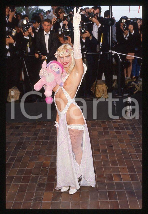 1988 CICCIOLINA Ilona STALLER al Festival di CANNES *35 mm vintage slide (4) Diapositiva d'epoca, in formato 35 mm.CONDIZIONI: GOODE' severamente vietata la riproduzione. Tutti i diritti sono riservati.Nella diapositiva ICharta mette in vendita, sul negozio eBay e in esclusiva sul sito "icharta" il proprio archivio composto da numerose diapositive e negativi fotografici d'epoca, tutti originali e autentici, che attraversano la storia del costume italiano tra gli la fine degli anni Sessanta e Novanta.Si tratta di uno sguardo inedito sull'attualità , la politica, la vita quotidiana, il gossip e la cultura, che fotografa il cambiamento della nazione in quest'ultimo scorcio del XX secolo. Un'occasione unica per il mercato del collezionismo, che vede finalmente disponibile un archivio eccezionale per vastità , tematiche e condizioni, in un settore (il negativo fotografico e la diapositiva) di assoluta novità e dalle interessanti prospettive di investimento.  GOOD/buono   originale e autentica 1