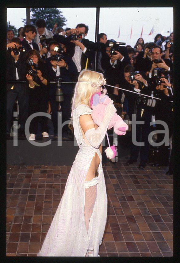 1988 CICCIOLINA Ilona STALLER al Festival di CANNES *35 mm vintage slide (7) Diapositiva d'epoca, in formato 35 mm.CONDIZIONI: GOODE' severamente vietata la riproduzione. Tutti i diritti sono riservati.Nella diapositiva ICharta mette in vendita, sul negozio eBay e in esclusiva sul sito "icharta" il proprio archivio composto da numerose diapositive e negativi fotografici d'epoca, tutti originali e autentici, che attraversano la storia del costume italiano tra gli la fine degli anni Sessanta e Novanta.Si tratta di uno sguardo inedito sull'attualità , la politica, la vita quotidiana, il gossip e la cultura, che fotografa il cambiamento della nazione in quest'ultimo scorcio del XX secolo. Un'occasione unica per il mercato del collezionismo, che vede finalmente disponibile un archivio eccezionale per vastità , tematiche e condizioni, in un settore (il negativo fotografico e la diapositiva) di assoluta novità e dalle interessanti prospettive di investimento.  GOOD/buono   originale e autentica 1
