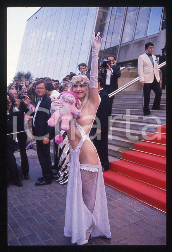 1988 CICCIOLINA Ilona STALLER al Festival di CANNES *35 mm vintage slide (10) Diapositiva d'epoca, in formato 35 mm.CONDIZIONI: GOODE' severamente vietata la riproduzione. Tutti i diritti sono riservati.Nella diapositiva ICharta mette in vendita, sul negozio eBay e in esclusiva sul sito "icharta" il proprio archivio composto da numerose diapositive e negativi fotografici d'epoca, tutti originali e autentici, che attraversano la storia del costume italiano tra gli la fine degli anni Sessanta e Novanta.Si tratta di uno sguardo inedito sull'attualità , la politica, la vita quotidiana, il gossip e la cultura, che fotografa il cambiamento della nazione in quest'ultimo scorcio del XX secolo. Un'occasione unica per il mercato del collezionismo, che vede finalmente disponibile un archivio eccezionale per vastità , tematiche e condizioni, in un settore (il negativo fotografico e la diapositiva) di assoluta novità e dalle interessanti prospettive di investimento.  GOOD/buono   originale e autentica 1