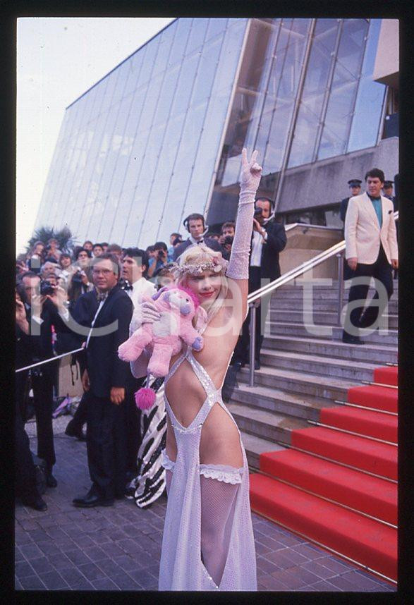 1988 CICCIOLINA Ilona STALLER al Festival di CANNES *35 mm vintage slide (8) Diapositiva d'epoca, in formato 35 mm.CONDIZIONI: GOODE' severamente vietata la riproduzione. Tutti i diritti sono riservati.Nella diapositiva ICharta mette in vendita, sul negozio eBay e in esclusiva sul sito "icharta" il proprio archivio composto da numerose diapositive e negativi fotografici d'epoca, tutti originali e autentici, che attraversano la storia del costume italiano tra gli la fine degli anni Sessanta e Novanta.Si tratta di uno sguardo inedito sull'attualità , la politica, la vita quotidiana, il gossip e la cultura, che fotografa il cambiamento della nazione in quest'ultimo scorcio del XX secolo. Un'occasione unica per il mercato del collezionismo, che vede finalmente disponibile un archivio eccezionale per vastità , tematiche e condizioni, in un settore (il negativo fotografico e la diapositiva) di assoluta novità e dalle interessanti prospettive di investimento.  GOOD/buono   originale e autentica 1