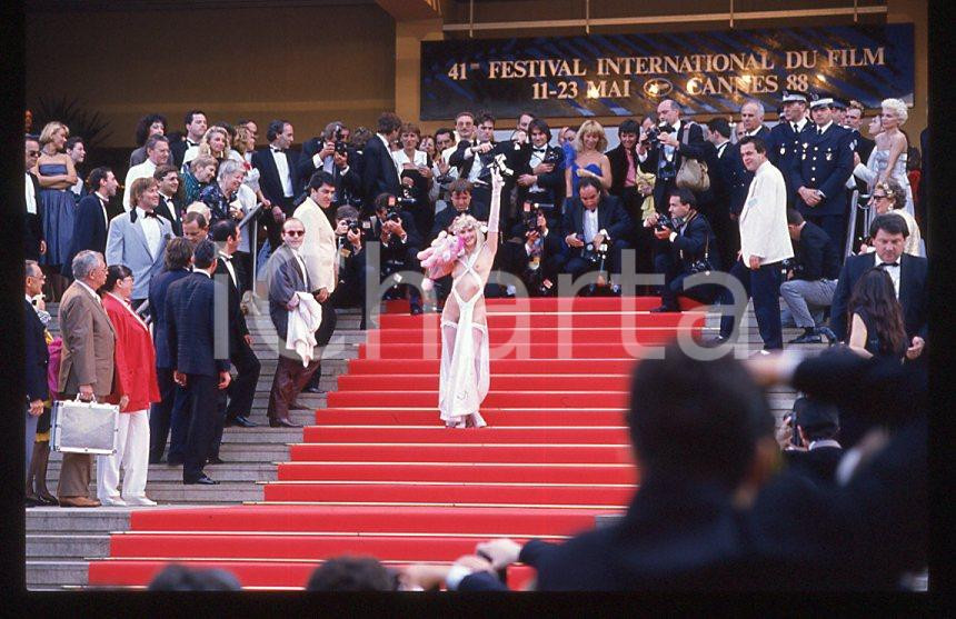 1988 CICCIOLINA Ilona STALLER al Festival di CANNES *35 mm vintage slide (14) Diapositiva d'epoca, in formato 35 mm.CONDIZIONI: GOODE' severamente vietata la riproduzione. Tutti i diritti sono riservati.Nella diapositiva ICharta mette in vendita, sul negozio eBay e in esclusiva sul sito "icharta" il proprio archivio composto da numerose diapositive e negativi fotografici d'epoca, tutti originali e autentici, che attraversano la storia del costume italiano tra gli la fine degli anni Sessanta e Novanta.Si tratta di uno sguardo inedito sull'attualità , la politica, la vita quotidiana, il gossip e la cultura, che fotografa il cambiamento della nazione in quest'ultimo scorcio del XX secolo. Un'occasione unica per il mercato del collezionismo, che vede finalmente disponibile un archivio eccezionale per vastità , tematiche e condizioni, in un settore (il negativo fotografico e la diapositiva) di assoluta novità e dalle interessanti prospettive di investimento.  GOOD/buono   originale e autentica 1