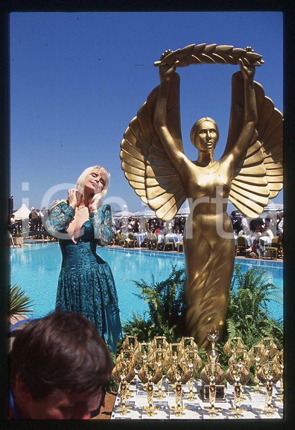 1996 CICCIOLINA Ilona STALLER Hot d'or CANNES *35 mm vintage slide (1) Diapositiva d'epoca, in formato 35 mm.CONDIZIONI: GOODE' severamente vietata la riproduzione. Tutti i diritti sono riservati.Nella diapositiva ICharta mette in vendita, sul negozio eBay e in esclusiva sul sito "icharta" il proprio archivio composto da numerose diapositive e negativi fotografici d'epoca, tutti originali e autentici, che attraversano la storia del costume italiano tra gli la fine degli anni Sessanta e Novanta.Si tratta di uno sguardo inedito sull'attualità , la politica, la vita quotidiana, il gossip e la cultura, che fotografa il cambiamento della nazione in quest'ultimo scorcio del XX secolo. Un'occasione unica per il mercato del collezionismo, che vede finalmente disponibile un archivio eccezionale per vastità , tematiche e condizioni, in un settore (il negativo fotografico e la diapositiva) di assoluta novità e dalle interessanti prospettive di investimento.  GOOD/buono   originale e autentica 1