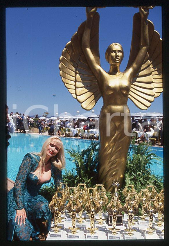 1996 CICCIOLINA Ilona STALLER Hot d'or CANNES *35 mm vintage slide (5) Diapositiva d'epoca, in formato 35 mm.CONDIZIONI: GOODE' severamente vietata la riproduzione. Tutti i diritti sono riservati.Nella diapositiva ICharta mette in vendita, sul negozio eBay e in esclusiva sul sito "icharta" il proprio archivio composto da numerose diapositive e negativi fotografici d'epoca, tutti originali e autentici, che attraversano la storia del costume italiano tra gli la fine degli anni Sessanta e Novanta.Si tratta di uno sguardo inedito sull'attualità , la politica, la vita quotidiana, il gossip e la cultura, che fotografa il cambiamento della nazione in quest'ultimo scorcio del XX secolo. Un'occasione unica per il mercato del collezionismo, che vede finalmente disponibile un archivio eccezionale per vastità , tematiche e condizioni, in un settore (il negativo fotografico e la diapositiva) di assoluta novità e dalle interessanti prospettive di investimento.  GOOD/buono   originale e autentica 1