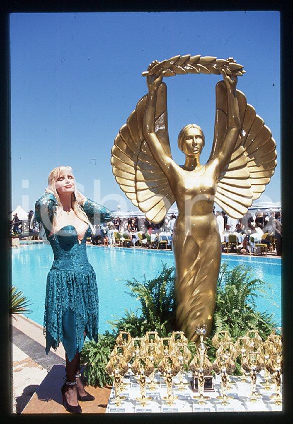 1996 CICCIOLINA Ilona STALLER Hot d'or CANNES *35 mm vintage slide (4) Diapositiva d'epoca, in formato 35 mm.CONDIZIONI: GOODE' severamente vietata la riproduzione. Tutti i diritti sono riservati.Nella diapositiva ICharta mette in vendita, sul negozio eBay e in esclusiva sul sito "icharta" il proprio archivio composto da numerose diapositive e negativi fotografici d'epoca, tutti originali e autentici, che attraversano la storia del costume italiano tra gli la fine degli anni Sessanta e Novanta.Si tratta di uno sguardo inedito sull'attualità , la politica, la vita quotidiana, il gossip e la cultura, che fotografa il cambiamento della nazione in quest'ultimo scorcio del XX secolo. Un'occasione unica per il mercato del collezionismo, che vede finalmente disponibile un archivio eccezionale per vastità , tematiche e condizioni, in un settore (il negativo fotografico e la diapositiva) di assoluta novità e dalle interessanti prospettive di investimento.  GOOD/buono   originale e autentica 1