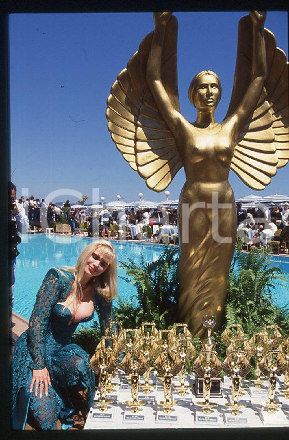 1996 CICCIOLINA Ilona STALLER Hot d'or CANNES *35 mm vintage slide (7) Diapositiva d'epoca, in formato 35 mm.CONDIZIONI: GOODE' severamente vietata la riproduzione. Tutti i diritti sono riservati.Nella diapositiva ICharta mette in vendita, sul negozio eBay e in esclusiva sul sito "icharta" il proprio archivio composto da numerose diapositive e negativi fotografici d'epoca, tutti originali e autentici, che attraversano la storia del costume italiano tra gli la fine degli anni Sessanta e Novanta.Si tratta di uno sguardo inedito sull'attualità , la politica, la vita quotidiana, il gossip e la cultura, che fotografa il cambiamento della nazione in quest'ultimo scorcio del XX secolo. Un'occasione unica per il mercato del collezionismo, che vede finalmente disponibile un archivio eccezionale per vastità , tematiche e condizioni, in un settore (il negativo fotografico e la diapositiva) di assoluta novità e dalle interessanti prospettive di investimento.  GOOD/buono   originale e autentica 1