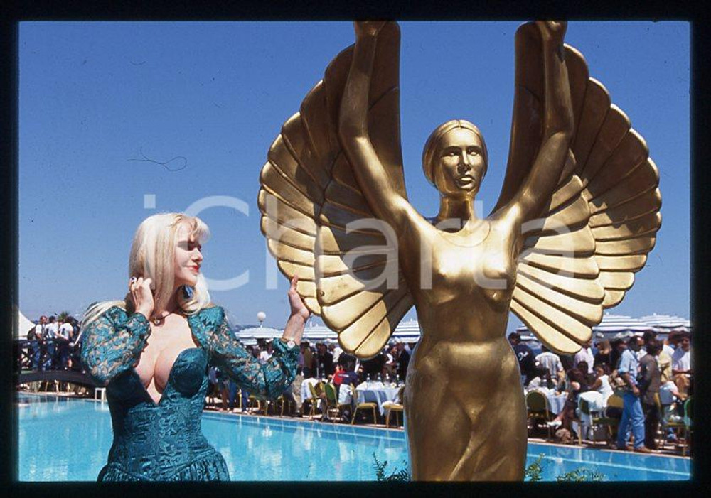 1996 CICCIOLINA Ilona STALLER Hot d'or CANNES *35 mm vintage slide (10) Diapositiva d'epoca, in formato 35 mm.CONDIZIONI: GOODE' severamente vietata la riproduzione. Tutti i diritti sono riservati.Nella diapositiva ICharta mette in vendita, sul negozio eBay e in esclusiva sul sito "icharta" il proprio archivio composto da numerose diapositive e negativi fotografici d'epoca, tutti originali e autentici, che attraversano la storia del costume italiano tra gli la fine degli anni Sessanta e Novanta.Si tratta di uno sguardo inedito sull'attualità , la politica, la vita quotidiana, il gossip e la cultura, che fotografa il cambiamento della nazione in quest'ultimo scorcio del XX secolo. Un'occasione unica per il mercato del collezionismo, che vede finalmente disponibile un archivio eccezionale per vastità , tematiche e condizioni, in un settore (il negativo fotografico e la diapositiva) di assoluta novità e dalle interessanti prospettive di investimento.  GOOD/buono   originale e autentica 1