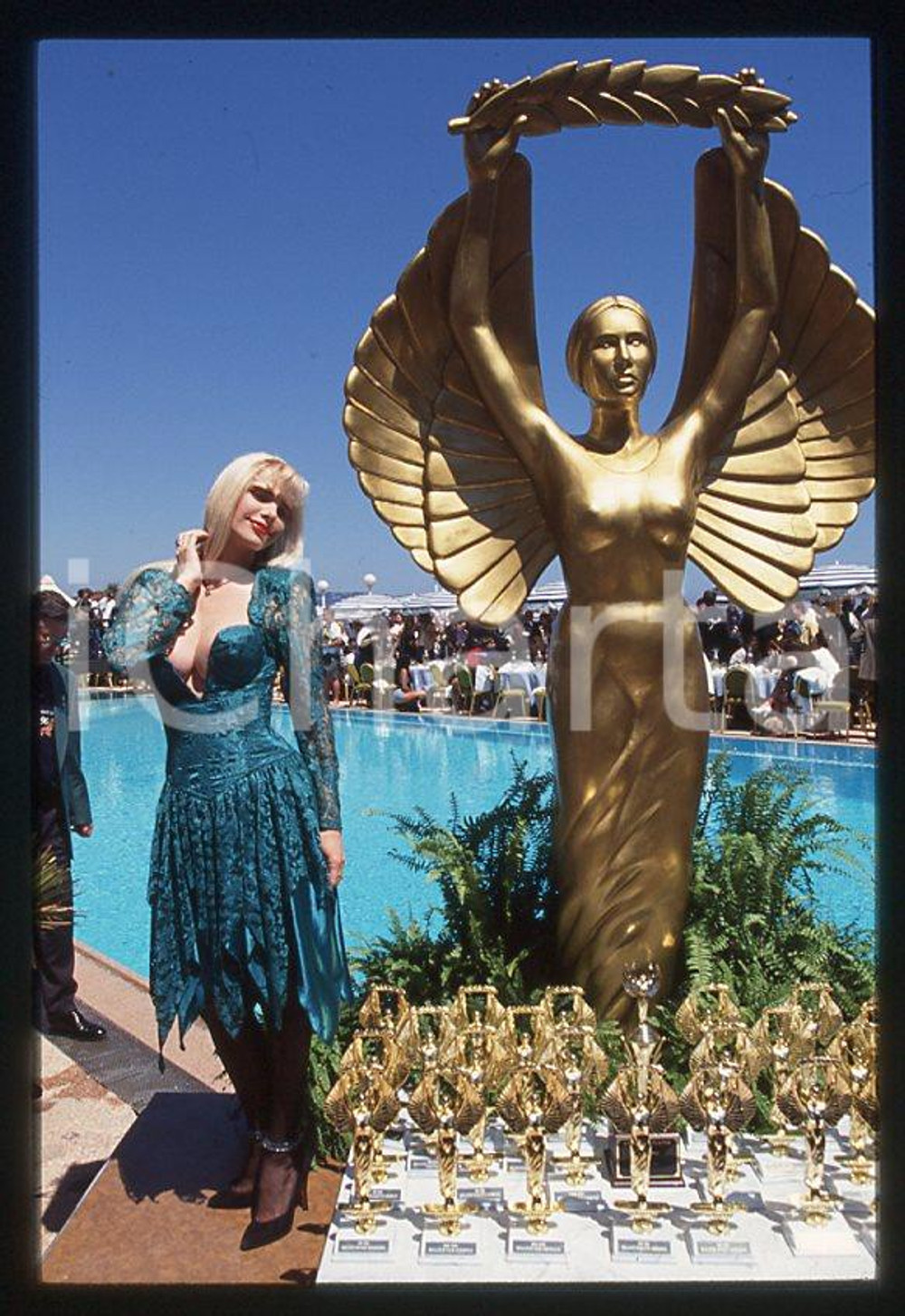 1996 CICCIOLINA Ilona STALLER Hot d'or CANNES *35 mm vintage slide (11) Diapositiva d'epoca, in formato 35 mm.CONDIZIONI: GOODE' severamente vietata la riproduzione. Tutti i diritti sono riservati.Nella diapositiva ICharta mette in vendita, sul negozio eBay e in esclusiva sul sito "icharta" il proprio archivio composto da numerose diapositive e negativi fotografici d'epoca, tutti originali e autentici, che attraversano la storia del costume italiano tra gli la fine degli anni Sessanta e Novanta.Si tratta di uno sguardo inedito sull'attualità , la politica, la vita quotidiana, il gossip e la cultura, che fotografa il cambiamento della nazione in quest'ultimo scorcio del XX secolo. Un'occasione unica per il mercato del collezionismo, che vede finalmente disponibile un archivio eccezionale per vastità , tematiche e condizioni, in un settore (il negativo fotografico e la diapositiva) di assoluta novità e dalle interessanti prospettive di investimento.  GOOD/buono   originale e autentica 1