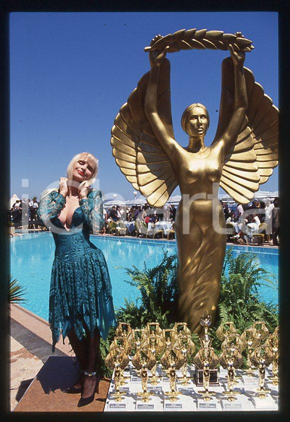 1996 CICCIOLINA Ilona STALLER Hot d'or CANNES *35 mm vintage slide (14) Diapositiva d'epoca, in formato 35 mm.CONDIZIONI: GOODE' severamente vietata la riproduzione. Tutti i diritti sono riservati.Nella diapositiva ICharta mette in vendita, sul negozio eBay e in esclusiva sul sito "icharta" il proprio archivio composto da numerose diapositive e negativi fotografici d'epoca, tutti originali e autentici, che attraversano la storia del costume italiano tra gli la fine degli anni Sessanta e Novanta.Si tratta di uno sguardo inedito sull'attualità , la politica, la vita quotidiana, il gossip e la cultura, che fotografa il cambiamento della nazione in quest'ultimo scorcio del XX secolo. Un'occasione unica per il mercato del collezionismo, che vede finalmente disponibile un archivio eccezionale per vastità , tematiche e condizioni, in un settore (il negativo fotografico e la diapositiva) di assoluta novità e dalle interessanti prospettive di investimento.  GOOD/buono   originale e autentica 1