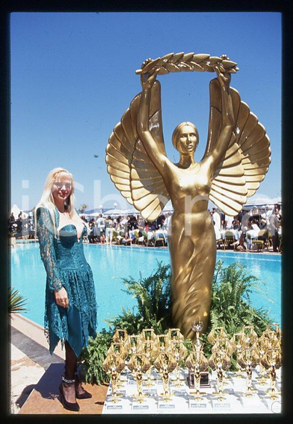 1996 CICCIOLINA Ilona STALLER Hot d'or CANNES *35 mm vintage slide (13) Diapositiva d'epoca, in formato 35 mm.CONDIZIONI: GOODE' severamente vietata la riproduzione. Tutti i diritti sono riservati.Nella diapositiva ICharta mette in vendita, sul negozio eBay e in esclusiva sul sito "icharta" il proprio archivio composto da numerose diapositive e negativi fotografici d'epoca, tutti originali e autentici, che attraversano la storia del costume italiano tra gli la fine degli anni Sessanta e Novanta.Si tratta di uno sguardo inedito sull'attualità , la politica, la vita quotidiana, il gossip e la cultura, che fotografa il cambiamento della nazione in quest'ultimo scorcio del XX secolo. Un'occasione unica per il mercato del collezionismo, che vede finalmente disponibile un archivio eccezionale per vastità , tematiche e condizioni, in un settore (il negativo fotografico e la diapositiva) di assoluta novità e dalle interessanti prospettive di investimento.  GOOD/buono   originale e autentica 1
