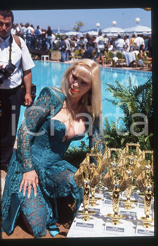 1996 CICCIOLINA Ilona STALLER Hot d'or CANNES *35 mm vintage slide (16) Diapositiva d'epoca, in formato 35 mm.CONDIZIONI: GOODE' severamente vietata la riproduzione. Tutti i diritti sono riservati.Nella diapositiva ICharta mette in vendita, sul negozio eBay e in esclusiva sul sito "icharta" il proprio archivio composto da numerose diapositive e negativi fotografici d'epoca, tutti originali e autentici, che attraversano la storia del costume italiano tra gli la fine degli anni Sessanta e Novanta.Si tratta di uno sguardo inedito sull'attualità , la politica, la vita quotidiana, il gossip e la cultura, che fotografa il cambiamento della nazione in quest'ultimo scorcio del XX secolo. Un'occasione unica per il mercato del collezionismo, che vede finalmente disponibile un archivio eccezionale per vastità , tematiche e condizioni, in un settore (il negativo fotografico e la diapositiva) di assoluta novità e dalle interessanti prospettive di investimento.  GOOD/buono   originale e autentica 1