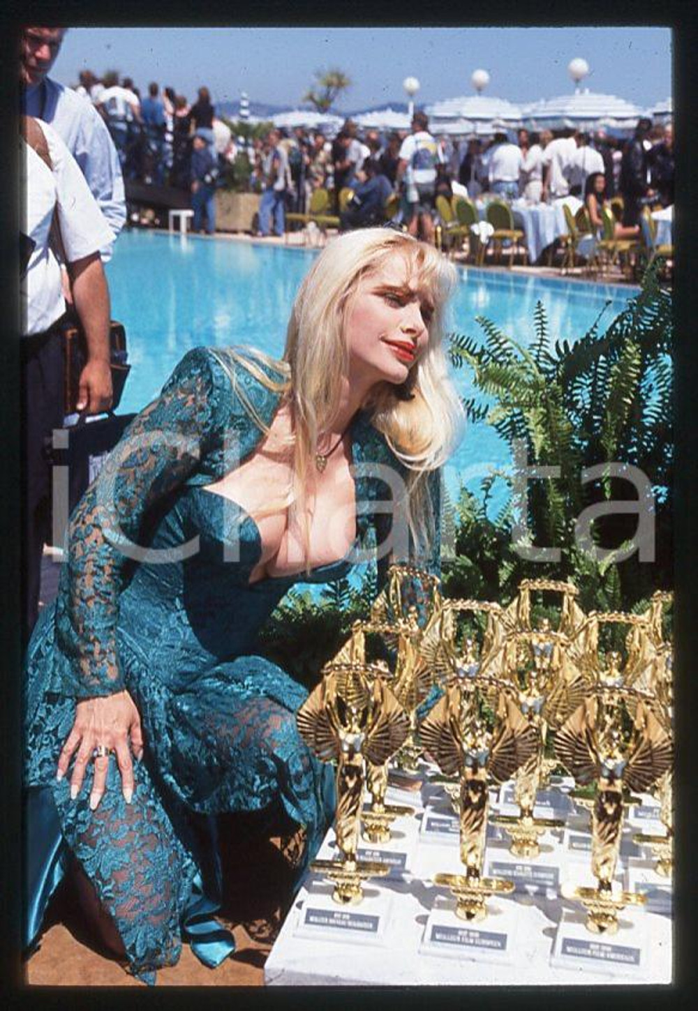 1996 CICCIOLINA Ilona STALLER Hot d'or CANNES *35 mm vintage slide (15) Diapositiva d'epoca, in formato 35 mm.CONDIZIONI: GOODE' severamente vietata la riproduzione. Tutti i diritti sono riservati.Nella diapositiva ICharta mette in vendita, sul negozio eBay e in esclusiva sul sito "icharta" il proprio archivio composto da numerose diapositive e negativi fotografici d'epoca, tutti originali e autentici, che attraversano la storia del costume italiano tra gli la fine degli anni Sessanta e Novanta.Si tratta di uno sguardo inedito sull'attualità , la politica, la vita quotidiana, il gossip e la cultura, che fotografa il cambiamento della nazione in quest'ultimo scorcio del XX secolo. Un'occasione unica per il mercato del collezionismo, che vede finalmente disponibile un archivio eccezionale per vastità , tematiche e condizioni, in un settore (il negativo fotografico e la diapositiva) di assoluta novità e dalle interessanti prospettive di investimento.  GOOD/buono   originale e autentica 1