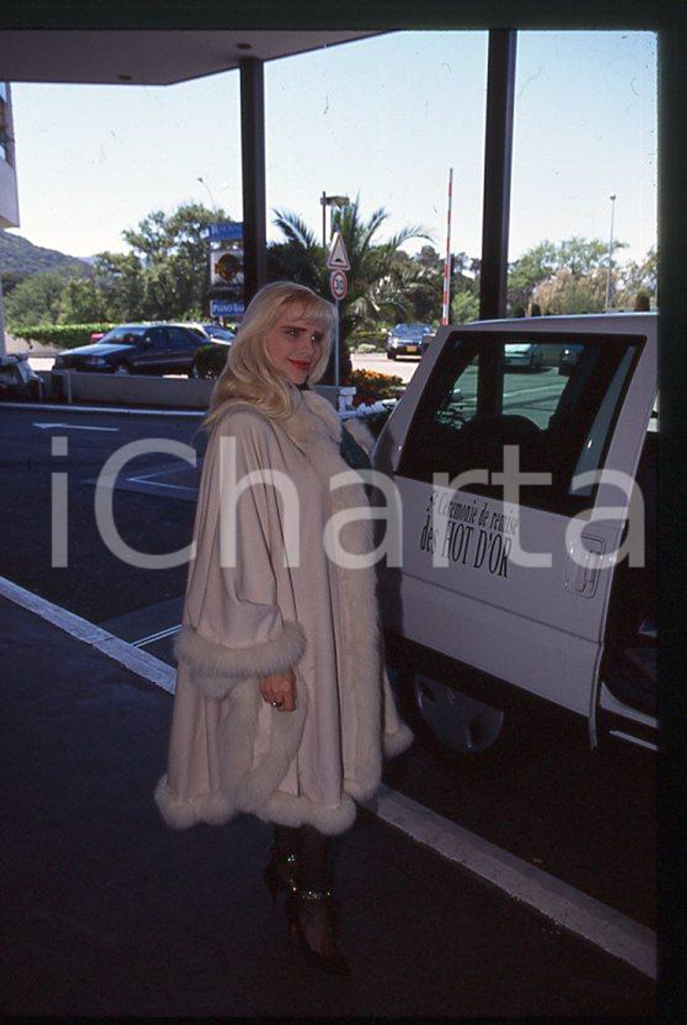 1996 CICCIOLINA Ilona STALLER Hot d'or CANNES *35 mm vintage slide (20) Diapositiva d'epoca, in formato 35 mm.CONDIZIONI: GOODE' severamente vietata la riproduzione. Tutti i diritti sono riservati.Nella diapositiva ICharta mette in vendita, sul negozio eBay e in esclusiva sul sito "icharta" il proprio archivio composto da numerose diapositive e negativi fotografici d'epoca, tutti originali e autentici, che attraversano la storia del costume italiano tra gli la fine degli anni Sessanta e Novanta.Si tratta di uno sguardo inedito sull'attualità , la politica, la vita quotidiana, il gossip e la cultura, che fotografa il cambiamento della nazione in quest'ultimo scorcio del XX secolo. Un'occasione unica per il mercato del collezionismo, che vede finalmente disponibile un archivio eccezionale per vastità , tematiche e condizioni, in un settore (il negativo fotografico e la diapositiva) di assoluta novità e dalle interessanti prospettive di investimento.  GOOD/buono   originale e autentica 1