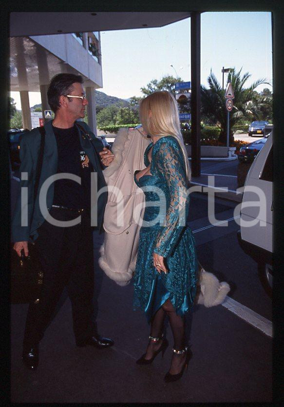 1996 CICCIOLINA Ilona STALLER Hot d'or CANNES *35 mm vintage slide (22) Diapositiva d'epoca, in formato 35 mm.CONDIZIONI: GOODE' severamente vietata la riproduzione. Tutti i diritti sono riservati.Nella diapositiva ICharta mette in vendita, sul negozio eBay e in esclusiva sul sito "icharta" il proprio archivio composto da numerose diapositive e negativi fotografici d'epoca, tutti originali e autentici, che attraversano la storia del costume italiano tra gli la fine degli anni Sessanta e Novanta.Si tratta di uno sguardo inedito sull'attualità , la politica, la vita quotidiana, il gossip e la cultura, che fotografa il cambiamento della nazione in quest'ultimo scorcio del XX secolo. Un'occasione unica per il mercato del collezionismo, che vede finalmente disponibile un archivio eccezionale per vastità , tematiche e condizioni, in un settore (il negativo fotografico e la diapositiva) di assoluta novità e dalle interessanti prospettive di investimento.  GOOD/buono   originale e autentica 1