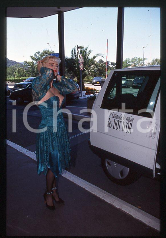 1996 CICCIOLINA Ilona STALLER Hot d'or CANNES *35 mm vintage slide (23) Diapositiva d'epoca, in formato 35 mm.CONDIZIONI: GOODE' severamente vietata la riproduzione. Tutti i diritti sono riservati.Nella diapositiva ICharta mette in vendita, sul negozio eBay e in esclusiva sul sito "icharta" il proprio archivio composto da numerose diapositive e negativi fotografici d'epoca, tutti originali e autentici, che attraversano la storia del costume italiano tra gli la fine degli anni Sessanta e Novanta.Si tratta di uno sguardo inedito sull'attualità , la politica, la vita quotidiana, il gossip e la cultura, che fotografa il cambiamento della nazione in quest'ultimo scorcio del XX secolo. Un'occasione unica per il mercato del collezionismo, che vede finalmente disponibile un archivio eccezionale per vastità , tematiche e condizioni, in un settore (il negativo fotografico e la diapositiva) di assoluta novità e dalle interessanti prospettive di investimento.  GOOD/buono   originale e autentica 1