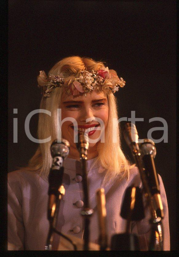 1995 ca CICCIOLINA Ilona STALLER a una conferenza *35 mm vintage slide (1) Diapositiva d'epoca, in formato 35 mm.CONDIZIONI: GOODE' severamente vietata la riproduzione. Tutti i diritti sono riservati.Nella diapositiva ICharta mette in vendita, sul negozio eBay e in esclusiva sul sito "icharta" il proprio archivio composto da numerose diapositive e negativi fotografici d'epoca, tutti originali e autentici, che attraversano la storia del costume italiano tra gli la fine degli anni Sessanta e Novanta.Si tratta di uno sguardo inedito sull'attualità , la politica, la vita quotidiana, il gossip e la cultura, che fotografa il cambiamento della nazione in quest'ultimo scorcio del XX secolo. Un'occasione unica per il mercato del collezionismo, che vede finalmente disponibile un archivio eccezionale per vastità , tematiche e condizioni, in un settore (il negativo fotografico e la diapositiva) di assoluta novità e dalle interessanti prospettive di investimento.  GOOD/buono   originale e autentica 1