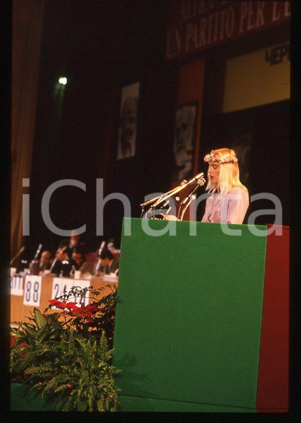 1995 ca CICCIOLINA Ilona STALLER a una conferenza *35 mm vintage slide (4) Diapositiva d'epoca, in formato 35 mm.CONDIZIONI: GOODE' severamente vietata la riproduzione. Tutti i diritti sono riservati.Nella diapositiva ICharta mette in vendita, sul negozio eBay e in esclusiva sul sito "icharta" il proprio archivio composto da numerose diapositive e negativi fotografici d'epoca, tutti originali e autentici, che attraversano la storia del costume italiano tra gli la fine degli anni Sessanta e Novanta.Si tratta di uno sguardo inedito sull'attualità , la politica, la vita quotidiana, il gossip e la cultura, che fotografa il cambiamento della nazione in quest'ultimo scorcio del XX secolo. Un'occasione unica per il mercato del collezionismo, che vede finalmente disponibile un archivio eccezionale per vastità , tematiche e condizioni, in un settore (il negativo fotografico e la diapositiva) di assoluta novità e dalle interessanti prospettive di investimento.  GOOD/buono   originale e autentica 1