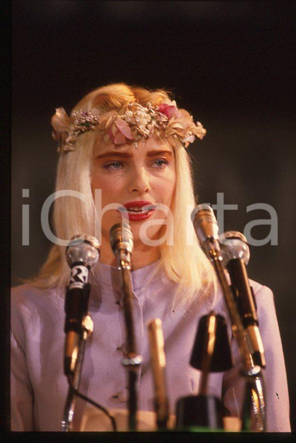 1995 ca CICCIOLINA Ilona STALLER a una conferenza *35 mm vintage slide (2) Diapositiva d'epoca, in formato 35 mm.CONDIZIONI: GOODE' severamente vietata la riproduzione. Tutti i diritti sono riservati.Nella diapositiva ICharta mette in vendita, sul negozio eBay e in esclusiva sul sito "icharta" il proprio archivio composto da numerose diapositive e negativi fotografici d'epoca, tutti originali e autentici, che attraversano la storia del costume italiano tra gli la fine degli anni Sessanta e Novanta.Si tratta di uno sguardo inedito sull'attualità , la politica, la vita quotidiana, il gossip e la cultura, che fotografa il cambiamento della nazione in quest'ultimo scorcio del XX secolo. Un'occasione unica per il mercato del collezionismo, che vede finalmente disponibile un archivio eccezionale per vastità , tematiche e condizioni, in un settore (il negativo fotografico e la diapositiva) di assoluta novità e dalle interessanti prospettive di investimento.  GOOD/buono   originale e autentica 1