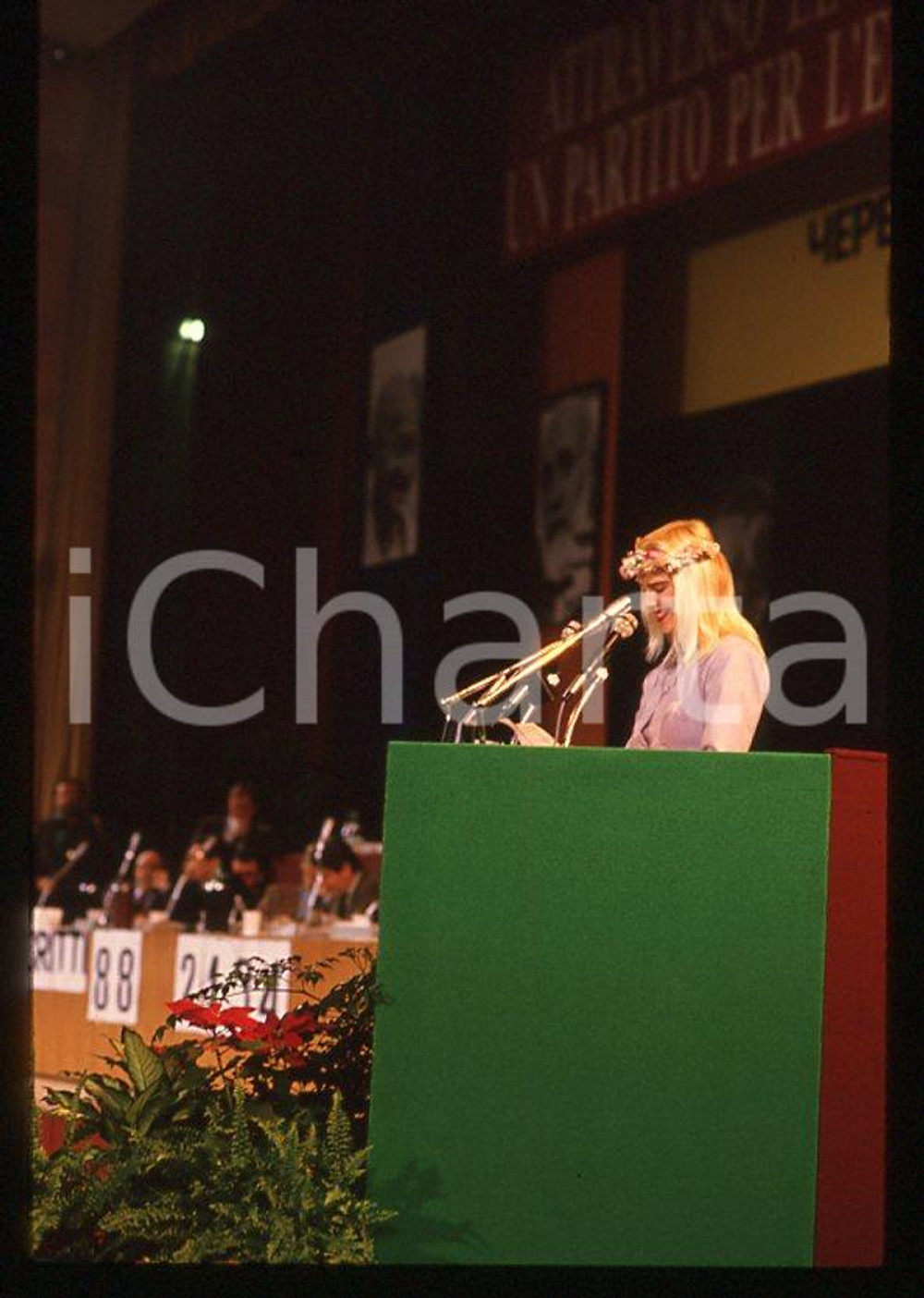 1995 ca CICCIOLINA Ilona STALLER a una conferenza *35 mm vintage slide (5) Diapositiva d'epoca, in formato 35 mm.CONDIZIONI: GOODE' severamente vietata la riproduzione. Tutti i diritti sono riservati.Nella diapositiva ICharta mette in vendita, sul negozio eBay e in esclusiva sul sito "icharta" il proprio archivio composto da numerose diapositive e negativi fotografici d'epoca, tutti originali e autentici, che attraversano la storia del costume italiano tra gli la fine degli anni Sessanta e Novanta.Si tratta di uno sguardo inedito sull'attualità , la politica, la vita quotidiana, il gossip e la cultura, che fotografa il cambiamento della nazione in quest'ultimo scorcio del XX secolo. Un'occasione unica per il mercato del collezionismo, che vede finalmente disponibile un archivio eccezionale per vastità , tematiche e condizioni, in un settore (il negativo fotografico e la diapositiva) di assoluta novità e dalle interessanti prospettive di investimento.  GOOD/buono   originale e autentica 1