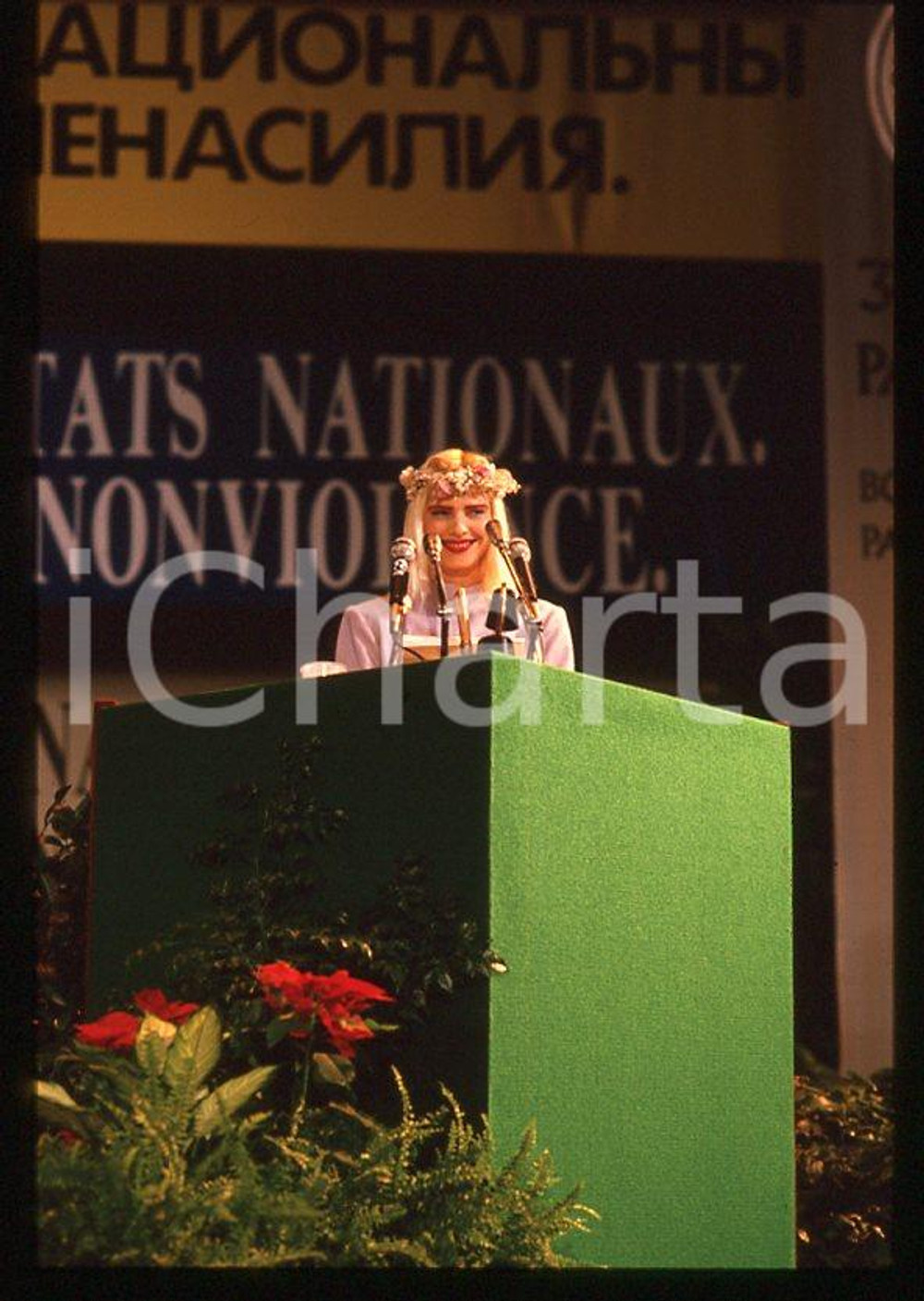 1995 ca CICCIOLINA Ilona STALLER a una conferenza *35 mm vintage slide (6) Diapositiva d'epoca, in formato 35 mm.CONDIZIONI: GOODE' severamente vietata la riproduzione. Tutti i diritti sono riservati.Nella diapositiva ICharta mette in vendita, sul negozio eBay e in esclusiva sul sito "icharta" il proprio archivio composto da numerose diapositive e negativi fotografici d'epoca, tutti originali e autentici, che attraversano la storia del costume italiano tra gli la fine degli anni Sessanta e Novanta.Si tratta di uno sguardo inedito sull'attualità , la politica, la vita quotidiana, il gossip e la cultura, che fotografa il cambiamento della nazione in quest'ultimo scorcio del XX secolo. Un'occasione unica per il mercato del collezionismo, che vede finalmente disponibile un archivio eccezionale per vastità , tematiche e condizioni, in un settore (il negativo fotografico e la diapositiva) di assoluta novità e dalle interessanti prospettive di investimento.  GOOD/buono   originale e autentica 1
