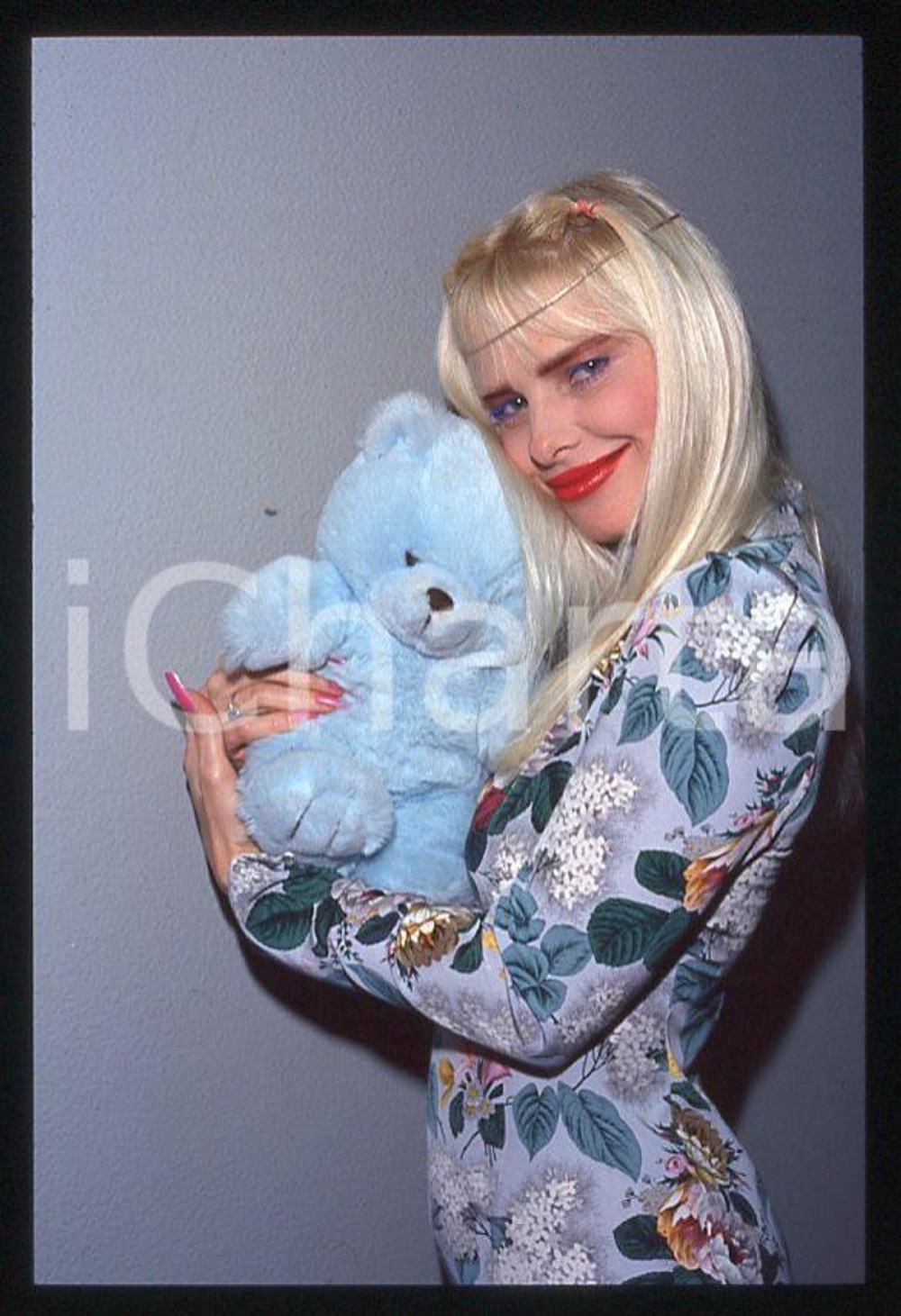 1990 ca CICCIOLINA Ilona STALLER Ritratto con peluche *35 mm vintage slide Diapositiva d'epoca, in formato 35 mm.CONDIZIONI: GOODE' severamente vietata la riproduzione. Tutti i diritti sono riservati.Nella diapositiva ICharta mette in vendita, sul negozio eBay e in esclusiva sul sito "icharta" il proprio archivio composto da numerose diapositive e negativi fotografici d'epoca, tutti originali e autentici, che attraversano la storia del costume italiano tra gli la fine degli anni Sessanta e Novanta.Si tratta di uno sguardo inedito sull'attualità , la politica, la vita quotidiana, il gossip e la cultura, che fotografa il cambiamento della nazione in quest'ultimo scorcio del XX secolo. Un'occasione unica per il mercato del collezionismo, che vede finalmente disponibile un archivio eccezionale per vastità , tematiche e condizioni, in un settore (il negativo fotografico e la diapositiva) di assoluta novità e dalle interessanti prospettive di investimento.  GOOD/buono   originale e autentica 1