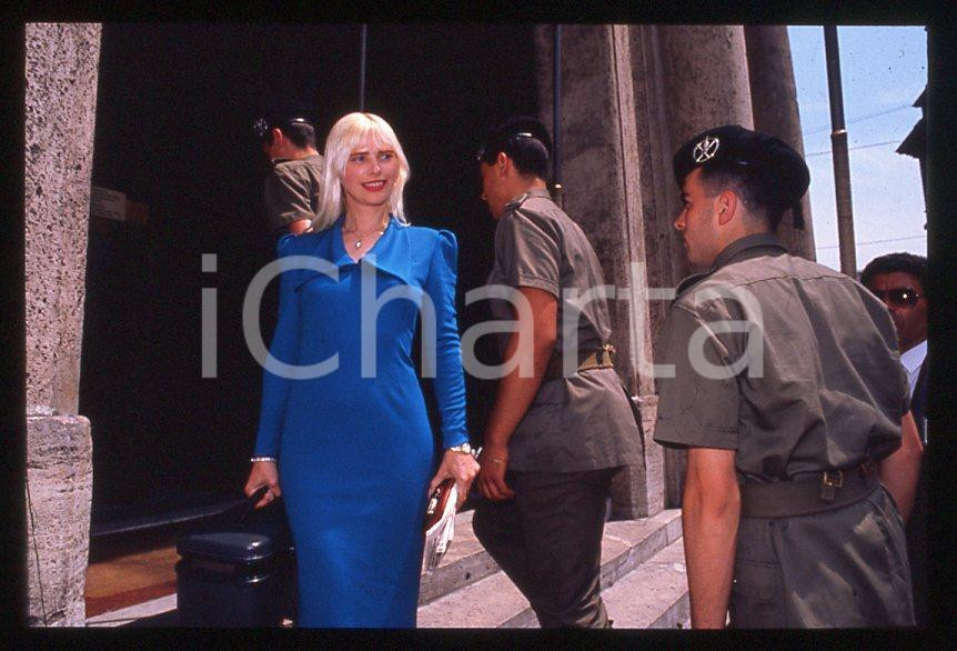 1990 ca CICCIOLINA Ilona STALLER con gruppo di soldati *35 mm vintage slide Diapositiva d'epoca, in formato 35 mm.CONDIZIONI: GOODE' severamente vietata la riproduzione. Tutti i diritti sono riservati.Nella diapositiva ICharta mette in vendita, sul negozio eBay e in esclusiva sul sito "icharta" il proprio archivio composto da numerose diapositive e negativi fotografici d'epoca, tutti originali e autentici, che attraversano la storia del costume italiano tra gli la fine degli anni Sessanta e Novanta.Si tratta di uno sguardo inedito sull'attualità , la politica, la vita quotidiana, il gossip e la cultura, che fotografa il cambiamento della nazione in quest'ultimo scorcio del XX secolo. Un'occasione unica per il mercato del collezionismo, che vede finalmente disponibile un archivio eccezionale per vastità , tematiche e condizioni, in un settore (il negativo fotografico e la diapositiva) di assoluta novità e dalle interessanti prospettive di investimento.  GOOD/buono   originale e autentica 1