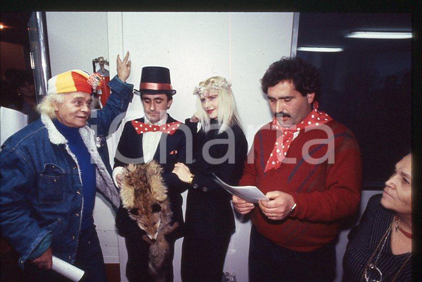 1990 ca CICCIOLINA Ilona STALLER con gruppo di comici  *35 mm vintage slide Diapositiva d'epoca, in formato 35 mm.CONDIZIONI: GOODE' severamente vietata la riproduzione. Tutti i diritti sono riservati.Nella diapositiva ICharta mette in vendita, sul negozio eBay e in esclusiva sul sito "icharta" il proprio archivio composto da numerose diapositive e negativi fotografici d'epoca, tutti originali e autentici, che attraversano la storia del costume italiano tra gli la fine degli anni Sessanta e Novanta.Si tratta di uno sguardo inedito sull'attualità , la politica, la vita quotidiana, il gossip e la cultura, che fotografa il cambiamento della nazione in quest'ultimo scorcio del XX secolo. Un'occasione unica per il mercato del collezionismo, che vede finalmente disponibile un archivio eccezionale per vastità , tematiche e condizioni, in un settore (il negativo fotografico e la diapositiva) di assoluta novità e dalle interessanti prospettive di investimento.  GOOD/buono   originale e autentica 1