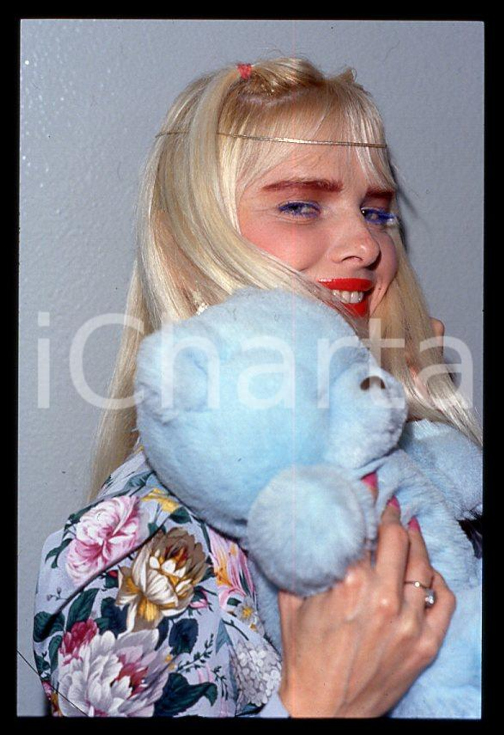 1990 ca CICCIOLINA Ilona STALLER Ritratto con peluche *35 mm vintage slide (3) Diapositiva d'epoca, in formato 35 mm.CONDIZIONI: GOODE' severamente vietata la riproduzione. Tutti i diritti sono riservati.Nella diapositiva ICharta mette in vendita, sul negozio eBay e in esclusiva sul sito "icharta" il proprio archivio composto da numerose diapositive e negativi fotografici d'epoca, tutti originali e autentici, che attraversano la storia del costume italiano tra gli la fine degli anni Sessanta e Novanta.Si tratta di uno sguardo inedito sull'attualità , la politica, la vita quotidiana, il gossip e la cultura, che fotografa il cambiamento della nazione in quest'ultimo scorcio del XX secolo. Un'occasione unica per il mercato del collezionismo, che vede finalmente disponibile un archivio eccezionale per vastità , tematiche e condizioni, in un settore (il negativo fotografico e la diapositiva) di assoluta novità e dalle interessanti prospettive di investimento.  GOOD/buono   originale e autentica 1