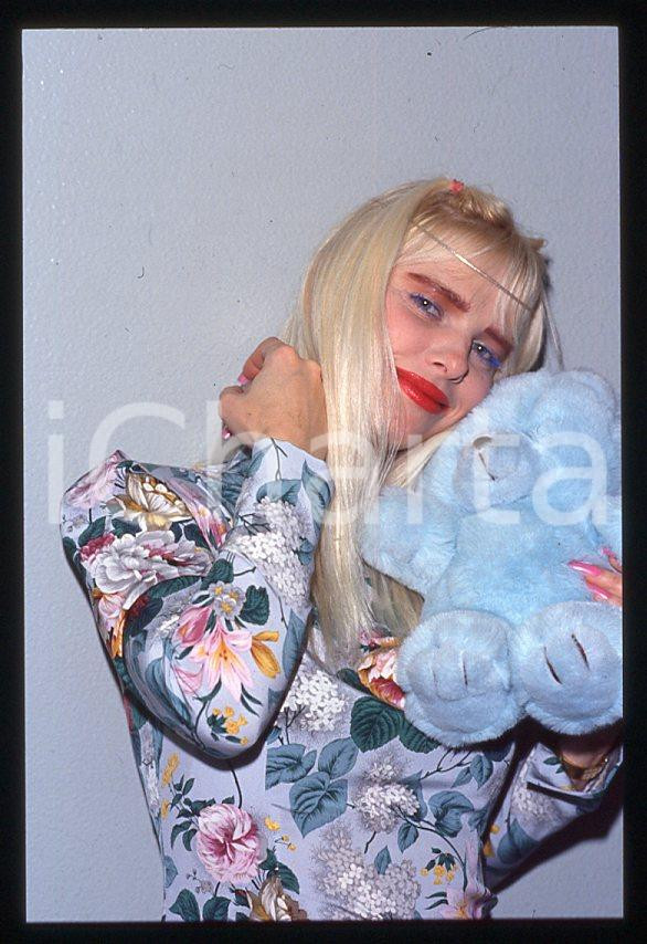 1990 ca CICCIOLINA Ilona STALLER Ritratto con peluche *35 mm vintage slide (7) Diapositiva d'epoca, in formato 35 mm.CONDIZIONI: GOODE' severamente vietata la riproduzione. Tutti i diritti sono riservati.Nella diapositiva ICharta mette in vendita, sul negozio eBay e in esclusiva sul sito "icharta" il proprio archivio composto da numerose diapositive e negativi fotografici d'epoca, tutti originali e autentici, che attraversano la storia del costume italiano tra gli la fine degli anni Sessanta e Novanta.Si tratta di uno sguardo inedito sull'attualità , la politica, la vita quotidiana, il gossip e la cultura, che fotografa il cambiamento della nazione in quest'ultimo scorcio del XX secolo. Un'occasione unica per il mercato del collezionismo, che vede finalmente disponibile un archivio eccezionale per vastità , tematiche e condizioni, in un settore (il negativo fotografico e la diapositiva) di assoluta novità e dalle interessanti prospettive di investimento.  GOOD/buono   originale e autentica 1
