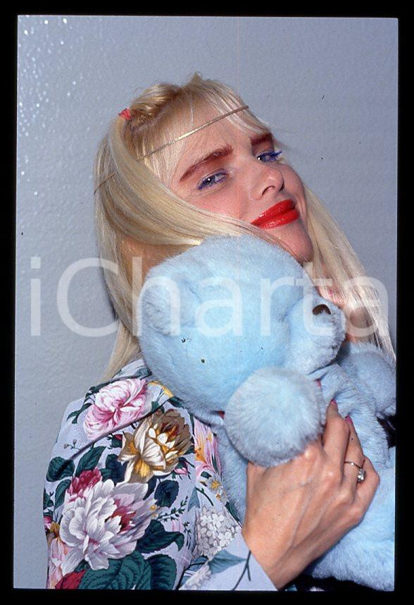 1990 ca CICCIOLINA Ilona STALLER Ritratto con peluche *35 mm vintage slide (5) Diapositiva d'epoca, in formato 35 mm.CONDIZIONI: GOODE' severamente vietata la riproduzione. Tutti i diritti sono riservati.Nella diapositiva ICharta mette in vendita, sul negozio eBay e in esclusiva sul sito "icharta" il proprio archivio composto da numerose diapositive e negativi fotografici d'epoca, tutti originali e autentici, che attraversano la storia del costume italiano tra gli la fine degli anni Sessanta e Novanta.Si tratta di uno sguardo inedito sull'attualità , la politica, la vita quotidiana, il gossip e la cultura, che fotografa il cambiamento della nazione in quest'ultimo scorcio del XX secolo. Un'occasione unica per il mercato del collezionismo, che vede finalmente disponibile un archivio eccezionale per vastità , tematiche e condizioni, in un settore (il negativo fotografico e la diapositiva) di assoluta novità e dalle interessanti prospettive di investimento.  GOOD/buono   originale e autentica 1