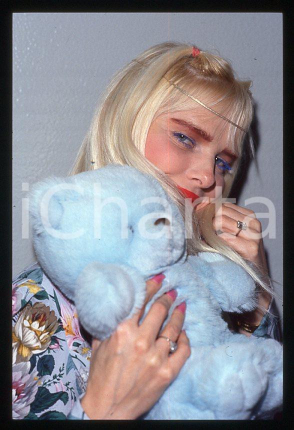 1990 ca CICCIOLINA Ilona STALLER Ritratto con peluche *35 mm vintage slide (4) Diapositiva d'epoca, in formato 35 mm.CONDIZIONI: GOODE' severamente vietata la riproduzione. Tutti i diritti sono riservati.Nella diapositiva ICharta mette in vendita, sul negozio eBay e in esclusiva sul sito "icharta" il proprio archivio composto da numerose diapositive e negativi fotografici d'epoca, tutti originali e autentici, che attraversano la storia del costume italiano tra gli la fine degli anni Sessanta e Novanta.Si tratta di uno sguardo inedito sull'attualità , la politica, la vita quotidiana, il gossip e la cultura, che fotografa il cambiamento della nazione in quest'ultimo scorcio del XX secolo. Un'occasione unica per il mercato del collezionismo, che vede finalmente disponibile un archivio eccezionale per vastità , tematiche e condizioni, in un settore (il negativo fotografico e la diapositiva) di assoluta novità e dalle interessanti prospettive di investimento.  GOOD/buono   originale e autentica 1