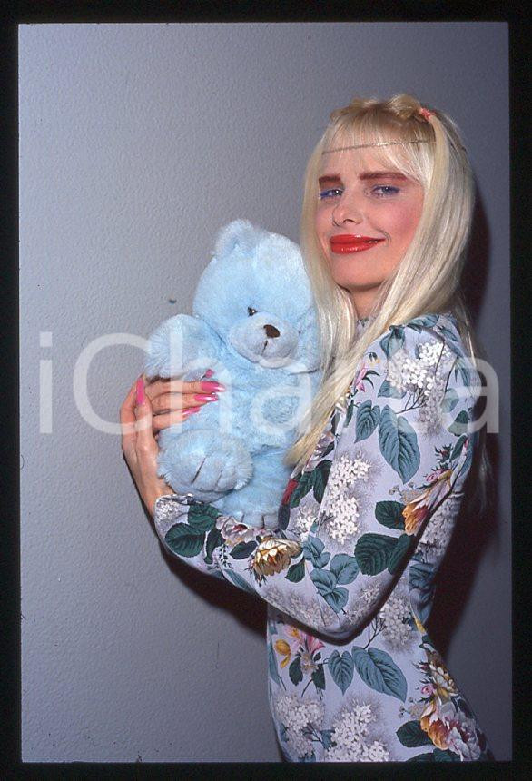 1990 ca CICCIOLINA Ilona STALLER Ritratto con peluche *35 mm vintage slide (14) Diapositiva d'epoca, in formato 35 mm.CONDIZIONI: GOODE' severamente vietata la riproduzione. Tutti i diritti sono riservati.Nella diapositiva ICharta mette in vendita, sul negozio eBay e in esclusiva sul sito "icharta" il proprio archivio composto da numerose diapositive e negativi fotografici d'epoca, tutti originali e autentici, che attraversano la storia del costume italiano tra gli la fine degli anni Sessanta e Novanta.Si tratta di uno sguardo inedito sull'attualità , la politica, la vita quotidiana, il gossip e la cultura, che fotografa il cambiamento della nazione in quest'ultimo scorcio del XX secolo. Un'occasione unica per il mercato del collezionismo, che vede finalmente disponibile un archivio eccezionale per vastità , tematiche e condizioni, in un settore (il negativo fotografico e la diapositiva) di assoluta novità e dalle interessanti prospettive di investimento.  GOOD/buono   originale e autentica 1