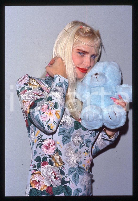 1990 ca CICCIOLINA Ilona STALLER Ritratto con peluche *35 mm vintage slide (15) Diapositiva d'epoca, in formato 35 mm.CONDIZIONI: GOODE' severamente vietata la riproduzione. Tutti i diritti sono riservati.Nella diapositiva ICharta mette in vendita, sul negozio eBay e in esclusiva sul sito "icharta" il proprio archivio composto da numerose diapositive e negativi fotografici d'epoca, tutti originali e autentici, che attraversano la storia del costume italiano tra gli la fine degli anni Sessanta e Novanta.Si tratta di uno sguardo inedito sull'attualità , la politica, la vita quotidiana, il gossip e la cultura, che fotografa il cambiamento della nazione in quest'ultimo scorcio del XX secolo. Un'occasione unica per il mercato del collezionismo, che vede finalmente disponibile un archivio eccezionale per vastità , tematiche e condizioni, in un settore (il negativo fotografico e la diapositiva) di assoluta novità e dalle interessanti prospettive di investimento.  GOOD/buono   originale e autentica 1