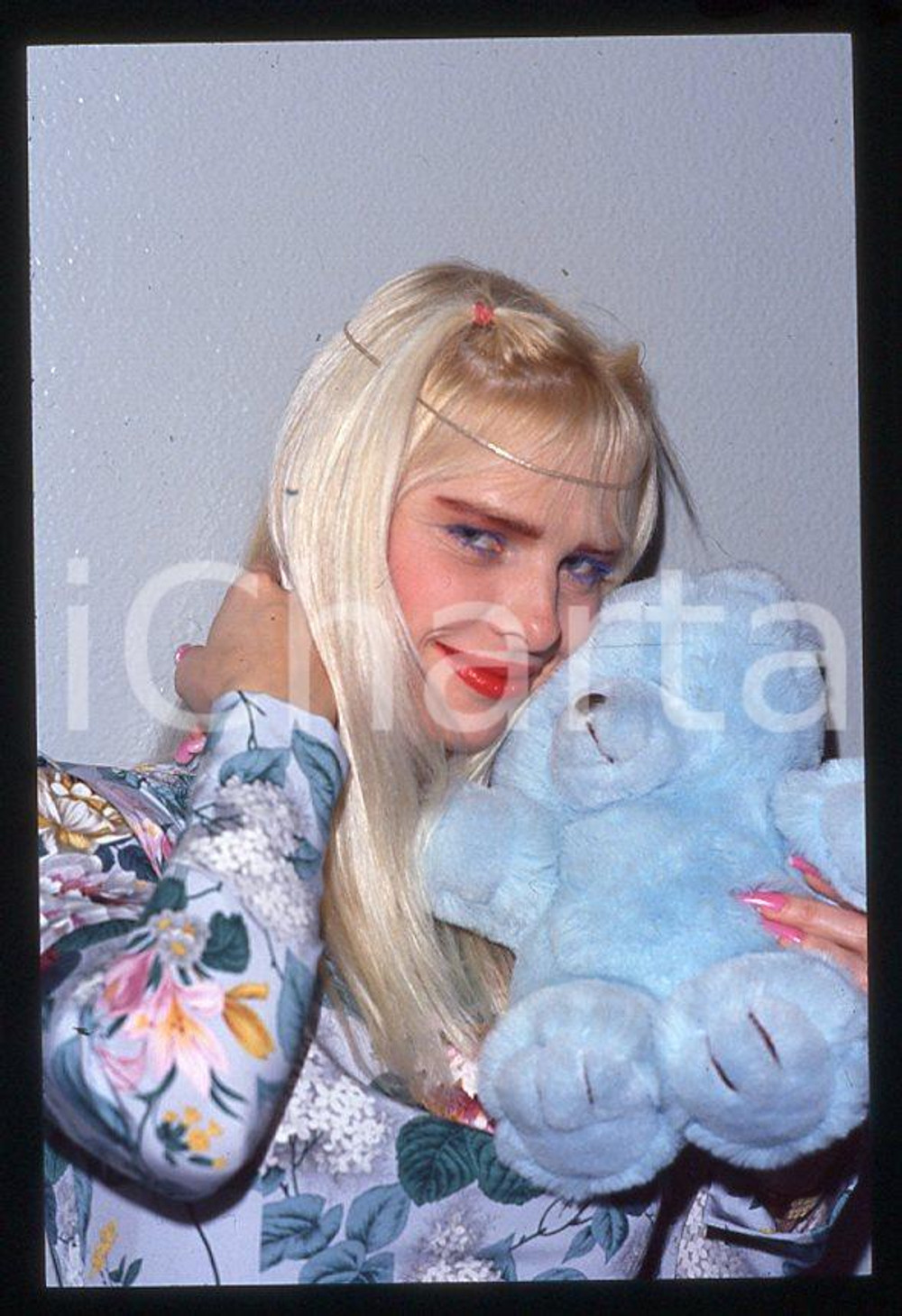 1990 ca CICCIOLINA Ilona STALLER Ritratto con peluche *35 mm vintage slide (20) Diapositiva d'epoca, in formato 35 mm.CONDIZIONI: GOODE' severamente vietata la riproduzione. Tutti i diritti sono riservati.Nella diapositiva ICharta mette in vendita, sul negozio eBay e in esclusiva sul sito "icharta" il proprio archivio composto da numerose diapositive e negativi fotografici d'epoca, tutti originali e autentici, che attraversano la storia del costume italiano tra gli la fine degli anni Sessanta e Novanta.Si tratta di uno sguardo inedito sull'attualità , la politica, la vita quotidiana, il gossip e la cultura, che fotografa il cambiamento della nazione in quest'ultimo scorcio del XX secolo. Un'occasione unica per il mercato del collezionismo, che vede finalmente disponibile un archivio eccezionale per vastità , tematiche e condizioni, in un settore (il negativo fotografico e la diapositiva) di assoluta novità e dalle interessanti prospettive di investimento.  GOOD/buono   originale e autentica 1