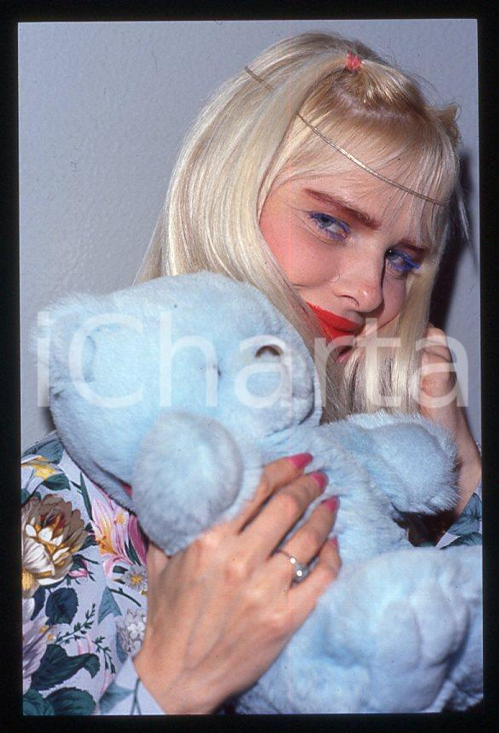 1990 ca CICCIOLINA Ilona STALLER Ritratto con peluche *35 mm vintage slide (18) Diapositiva d'epoca, in formato 35 mm.CONDIZIONI: GOODE' severamente vietata la riproduzione. Tutti i diritti sono riservati.Nella diapositiva ICharta mette in vendita, sul negozio eBay e in esclusiva sul sito "icharta" il proprio archivio composto da numerose diapositive e negativi fotografici d'epoca, tutti originali e autentici, che attraversano la storia del costume italiano tra gli la fine degli anni Sessanta e Novanta.Si tratta di uno sguardo inedito sull'attualità , la politica, la vita quotidiana, il gossip e la cultura, che fotografa il cambiamento della nazione in quest'ultimo scorcio del XX secolo. Un'occasione unica per il mercato del collezionismo, che vede finalmente disponibile un archivio eccezionale per vastità , tematiche e condizioni, in un settore (il negativo fotografico e la diapositiva) di assoluta novità e dalle interessanti prospettive di investimento.  GOOD/buono   originale e autentica 1