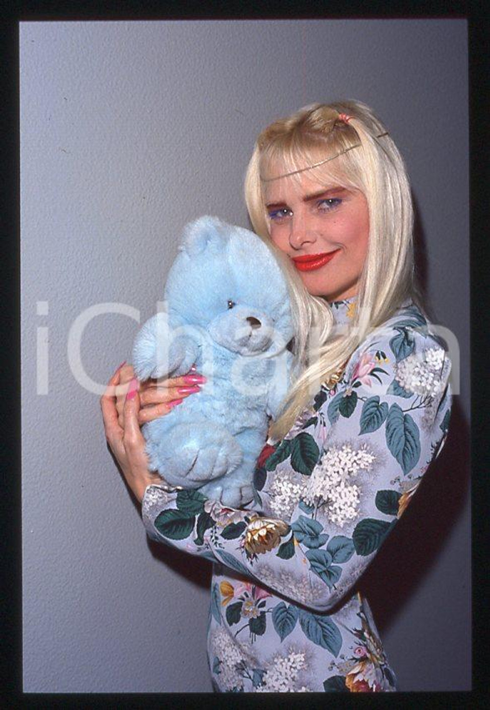 1990 ca CICCIOLINA Ilona STALLER Ritratto con peluche *35 mm vintage slide (17) Diapositiva d'epoca, in formato 35 mm.CONDIZIONI: GOODE' severamente vietata la riproduzione. Tutti i diritti sono riservati.Nella diapositiva ICharta mette in vendita, sul negozio eBay e in esclusiva sul sito "icharta" il proprio archivio composto da numerose diapositive e negativi fotografici d'epoca, tutti originali e autentici, che attraversano la storia del costume italiano tra gli la fine degli anni Sessanta e Novanta.Si tratta di uno sguardo inedito sull'attualità , la politica, la vita quotidiana, il gossip e la cultura, che fotografa il cambiamento della nazione in quest'ultimo scorcio del XX secolo. Un'occasione unica per il mercato del collezionismo, che vede finalmente disponibile un archivio eccezionale per vastità , tematiche e condizioni, in un settore (il negativo fotografico e la diapositiva) di assoluta novità e dalle interessanti prospettive di investimento.  GOOD/buono   originale e autentica 1