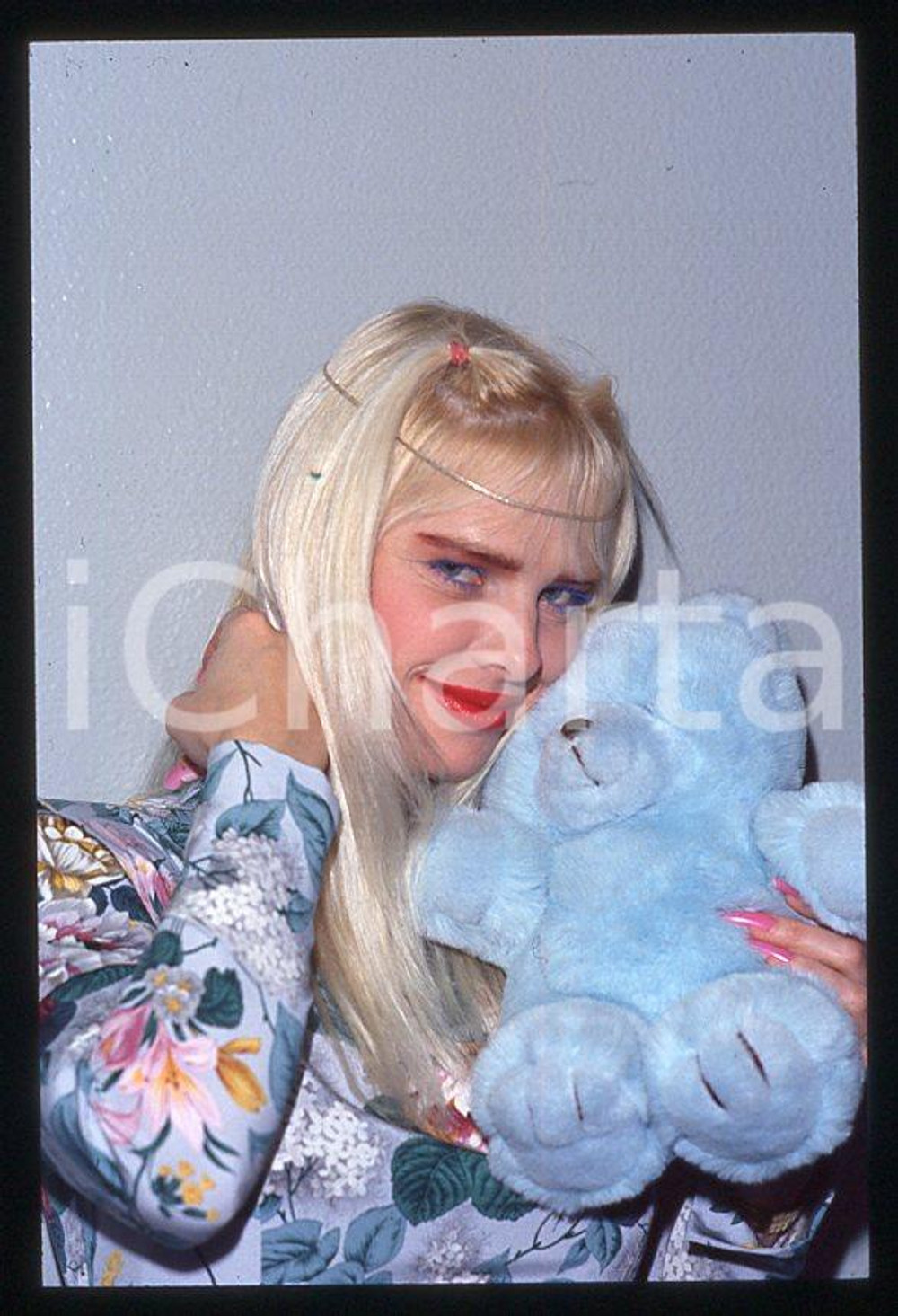 1990 ca CICCIOLINA Ilona STALLER Ritratto con peluche *35 mm vintage slide (16) Diapositiva d'epoca, in formato 35 mm.CONDIZIONI: GOODE' severamente vietata la riproduzione. Tutti i diritti sono riservati.Nella diapositiva ICharta mette in vendita, sul negozio eBay e in esclusiva sul sito "icharta" il proprio archivio composto da numerose diapositive e negativi fotografici d'epoca, tutti originali e autentici, che attraversano la storia del costume italiano tra gli la fine degli anni Sessanta e Novanta.Si tratta di uno sguardo inedito sull'attualità , la politica, la vita quotidiana, il gossip e la cultura, che fotografa il cambiamento della nazione in quest'ultimo scorcio del XX secolo. Un'occasione unica per il mercato del collezionismo, che vede finalmente disponibile un archivio eccezionale per vastità , tematiche e condizioni, in un settore (il negativo fotografico e la diapositiva) di assoluta novità e dalle interessanti prospettive di investimento.  GOOD/buono   originale e autentica 1