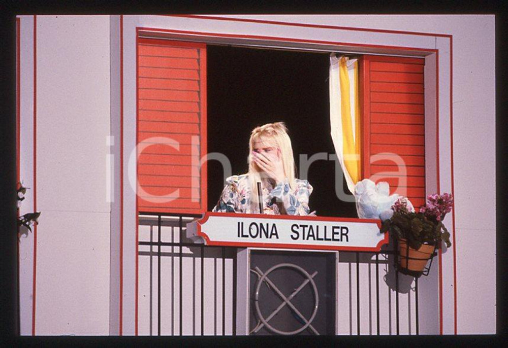 1990 ca CICCIOLINA Ilona STALLER ospite a Il Gioco dei 9 *35 mm vintage slide Diapositiva d'epoca, in formato 35 mm.CONDIZIONI: GOODE' severamente vietata la riproduzione. Tutti i diritti sono riservati.Nella diapositiva ICharta mette in vendita, sul negozio eBay e in esclusiva sul sito "icharta" il proprio archivio composto da numerose diapositive e negativi fotografici d'epoca, tutti originali e autentici, che attraversano la storia del costume italiano tra gli la fine degli anni Sessanta e Novanta.Si tratta di uno sguardo inedito sull'attualità , la politica, la vita quotidiana, il gossip e la cultura, che fotografa il cambiamento della nazione in quest'ultimo scorcio del XX secolo. Un'occasione unica per il mercato del collezionismo, che vede finalmente disponibile un archivio eccezionale per vastità , tematiche e condizioni, in un settore (il negativo fotografico e la diapositiva) di assoluta novità e dalle interessanti prospettive di investimento.  GOOD/buono   originale e autentica 1