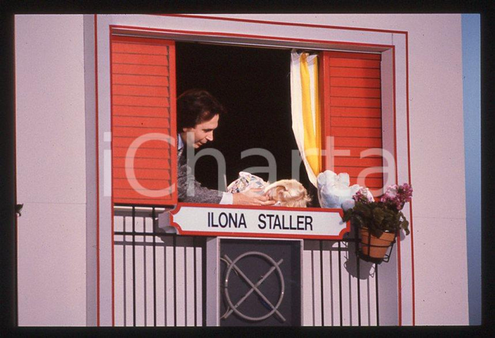 1990 ca Giucas CASELLA CICCIOLINA Ilona STALLER Gioco dei 9 *35 mm vintage slide Diapositiva d'epoca, in formato 35 mm.CONDIZIONI: GOODE' severamente vietata la riproduzione. Tutti i diritti sono riservati.Nella diapositiva ICharta mette in vendita, sul negozio eBay e in esclusiva sul sito "icharta" il proprio archivio composto da numerose diapositive e negativi fotografici d'epoca, tutti originali e autentici, che attraversano la storia del costume italiano tra gli la fine degli anni Sessanta e Novanta.Si tratta di uno sguardo inedito sull'attualità , la politica, la vita quotidiana, il gossip e la cultura, che fotografa il cambiamento della nazione in quest'ultimo scorcio del XX secolo. Un'occasione unica per il mercato del collezionismo, che vede finalmente disponibile un archivio eccezionale per vastità , tematiche e condizioni, in un settore (il negativo fotografico e la diapositiva) di assoluta novità e dalle interessanti prospettive di investimento.  GOOD/buono   originale e autentica 1