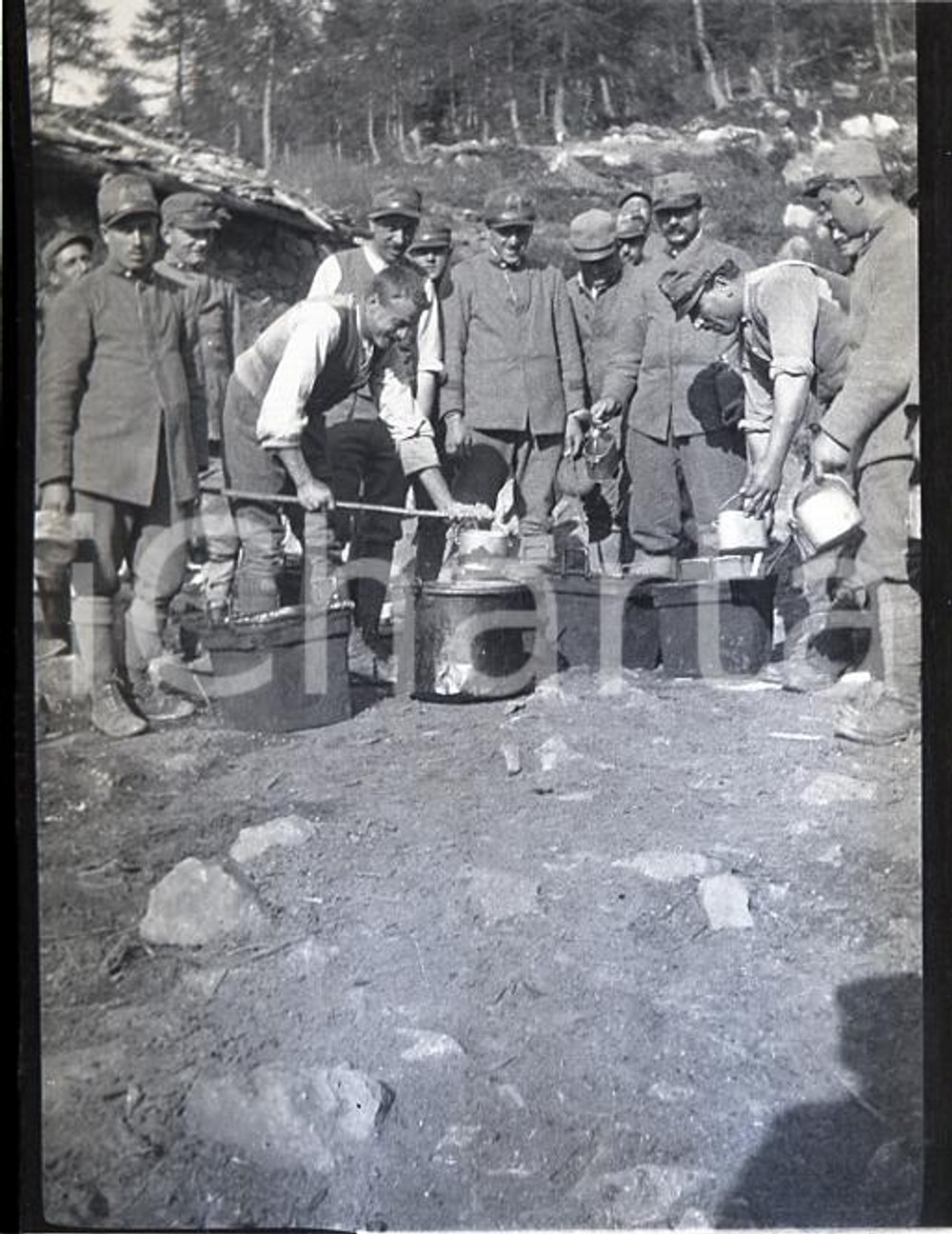 6X4cm NEGATIVO ORIGINALE * 1915ca WW1 ESERCITO ITALIANO Rancio della truppa   Negativo originale in bianco e nero (su pellicola), in formato cm 4 x 6 CONDIZIONI: FAIR (rozzamente rifilato) ICharta mette in vendita, sul negozio eBay e in esclusiva sul sito "icharta" il proprio archivio composto da numerose diapositive e negativi fotografici d'epoca, tutti originali e autentici, che attraversano la storia del costume italiano tra gli la fine degli anni Sessanta e Novanta.Si tratta di uno sguardo inedito sull'attualit&agrave;, la politica, la vita quotidiana, il gossip e la cultura, che fotografa il cambiamento della nazione in quest'ultimo scorcio del XX secolo. Un'occasione unica per il mercato del collezionismo, che vede finalmente disponibile un archivio eccezionale per vastit&agrave;, tematiche e condizioni, in un settore (il negativo fotografico e la diapositiva) di assoluta novit&agrave; e dalle interessanti prospettive di investimento.    originale e autentica 1