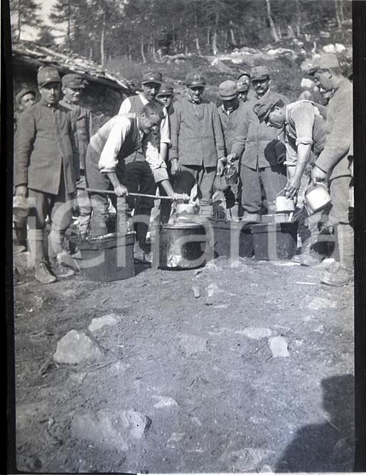 Fotografia d epoca originale 1915ca WW1 ESERCITO ITALIANO Rancio della truppa 6X4cm NEGATIVO ORIGINALE 1