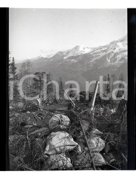 1915ca WW1 ESERCITO ITALIANO Batteria di obici NEGATIVO ORIGINALE   Negativo originale in bianco e nero (su pellicola), in formato cm 4 x 6 CONDIZIONI: FAIR (rozzamente rifilato) ICharta mette in vendita, sul negozio eBay e in esclusiva sul sito "icharta" il proprio archivio composto da numerose diapositive e negativi fotografici d'epoca, tutti originali e autentici, che attraversano la storia del costume italiano tra gli la fine degli anni Sessanta e Novanta.Si tratta di uno sguardo inedito sull'attualit&agrave;, la politica, la vita quotidiana, il gossip e la cultura, che fotografa il cambiamento della nazione in quest'ultimo scorcio del XX secolo. Un'occasione unica per il mercato del collezionismo, che vede finalmente disponibile un archivio eccezionale per vastit&agrave;, tematiche e condizioni, in un settore (il negativo fotografico e la diapositiva) di assoluta novit&agrave; e dalle interessanti prospettive di investimento. FAIR/discreto   originale e autentica 1