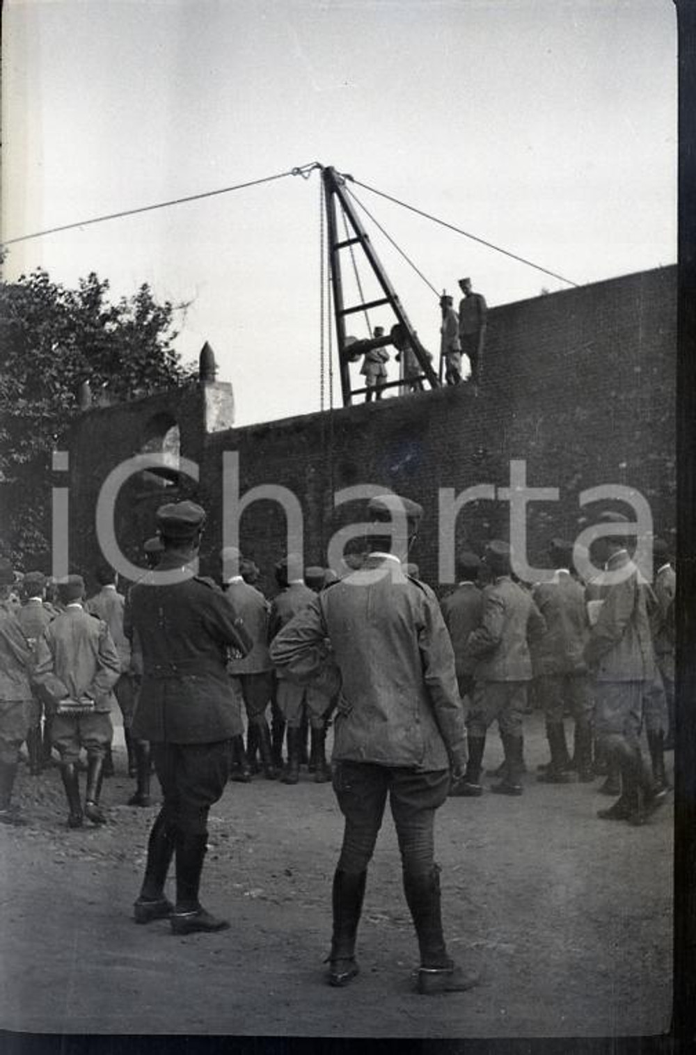 1917 WW1 ESERCITO ITALIANO Area piemontese Cadetti in esercitazione NEGATIVO   Negativo originale in bianco e nero (su pellicola), in formato cm 6 x 4 CONDIZIONI: FAIR (rozzamente rifilato e segnato) ICharta mette in vendita, sul negozio eBay e in esclusiva sul sito "icharta" il proprio archivio composto da numerose diapositive e negativi fotografici d'epoca, tutti originali e autentici, che attraversano la storia del costume italiano tra gli la fine degli anni Sessanta e Novanta.Si tratta di uno sguardo inedito sull'attualit&agrave;, la politica, la vita quotidiana, il gossip e la cultura, che fotografa il cambiamento della nazione in quest'ultimo scorcio del XX secolo. Un'occasione unica per il mercato del collezionismo, che vede finalmente disponibile un archivio eccezionale per vastit&agrave;, tematiche e condizioni, in un settore (il negativo fotografico e la diapositiva) di assoluta novit&agrave; e dalle interessanti prospettive di investimento. FAIR/discreto   originale e autentica 1