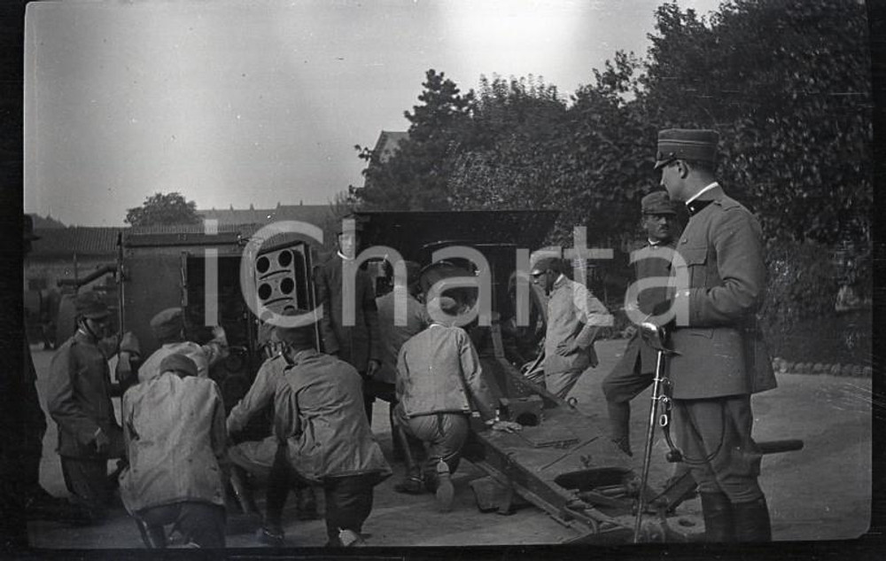 1917 WW1 ESERCITO ITALIANO Piemonte Cadetti esercitazione 2 NEGATIVO FOTOGRAFICO   Negativo originale in bianco e nero (su pellicola), in formato cm 6 x 4 CONDIZIONI: FAIR (rozzamente rifilato) ICharta mette in vendita, sul negozio eBay e in esclusiva sul sito "icharta" il proprio archivio composto da numerose diapositive e negativi fotografici d'epoca, tutti originali e autentici, che attraversano la storia del costume italiano tra gli la fine degli anni Sessanta e Novanta.Si tratta di uno sguardo inedito sull'attualit&agrave;, la politica, la vita quotidiana, il gossip e la cultura, che fotografa il cambiamento della nazione in quest'ultimo scorcio del XX secolo. Un'occasione unica per il mercato del collezionismo, che vede finalmente disponibile un archivio eccezionale per vastit&agrave;, tematiche e condizioni, in un settore (il negativo fotografico e la diapositiva) di assoluta novit&agrave; e dalle interessanti prospettive di investimento. FAIR/discreto   originale e autentica 1